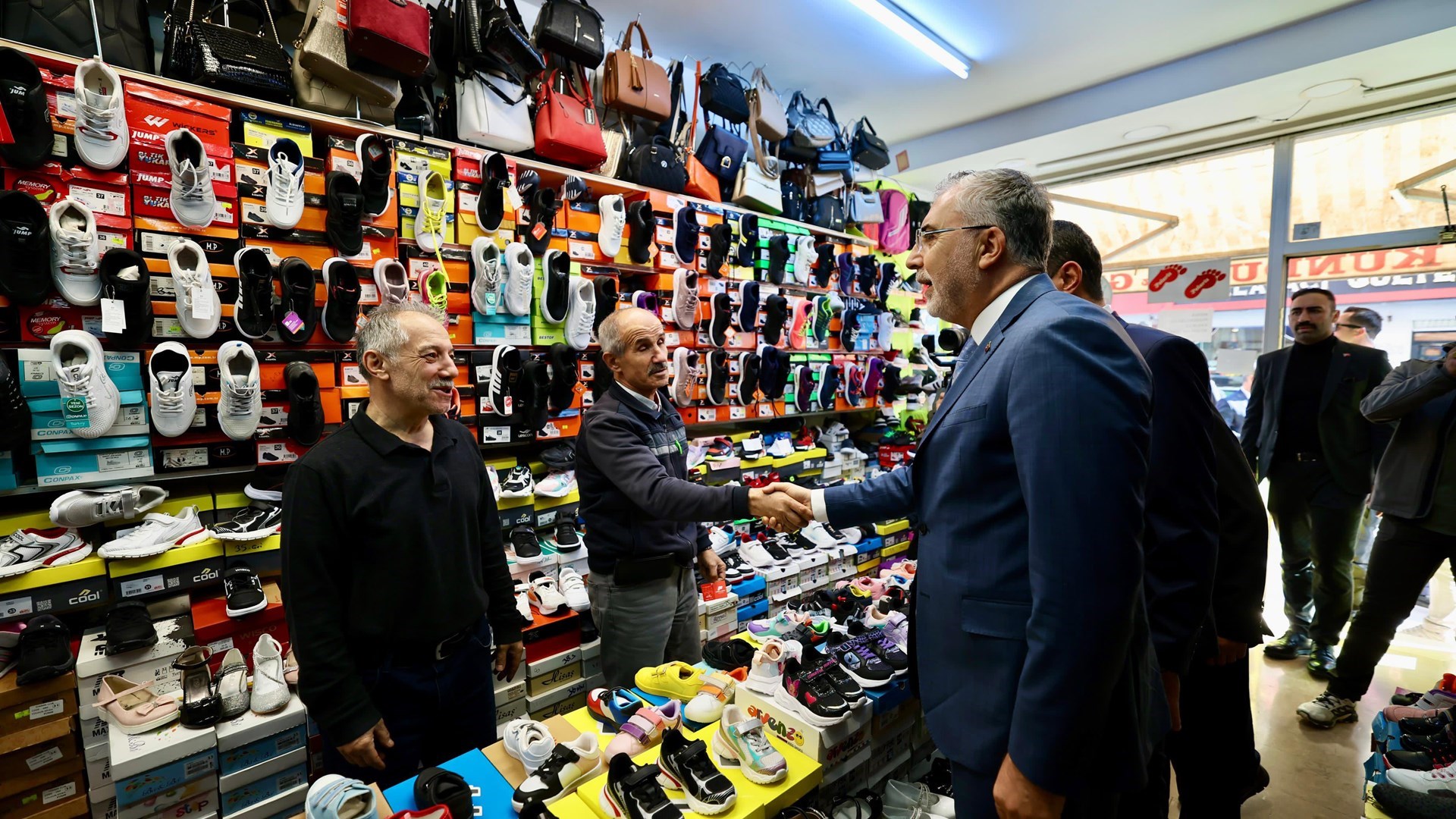 Çalışma ve Sosyal Güvenlik Bakanı Prof. Dr. Vedat Işıkhan, çeşitli ziyaretlerde bulunmak ve programlara katılmak üzere Aksaray’a gitti.