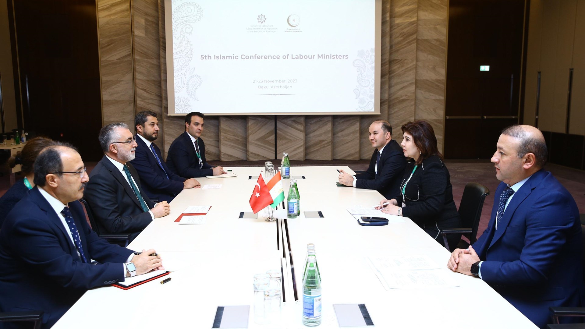 Çalışma ve Sosyal Güvenlik Bakanı Prof. Dr. Vedat Işıkhan, “İİT Üyesi Ülkelerde Yenilikçi Çözümler ve İşgücü ve İstihdam Hizmetlerinin Dijitalleştirilmesi” temasıyla 21-23 Kasım tarihlerinde Azerbaycan’da düzenlenecek İslam İşbirliği Teşkilatı (İİT) 5. Çalışma Bakanları Konferansı’na katılmak üzere Bakü’ye gitti.