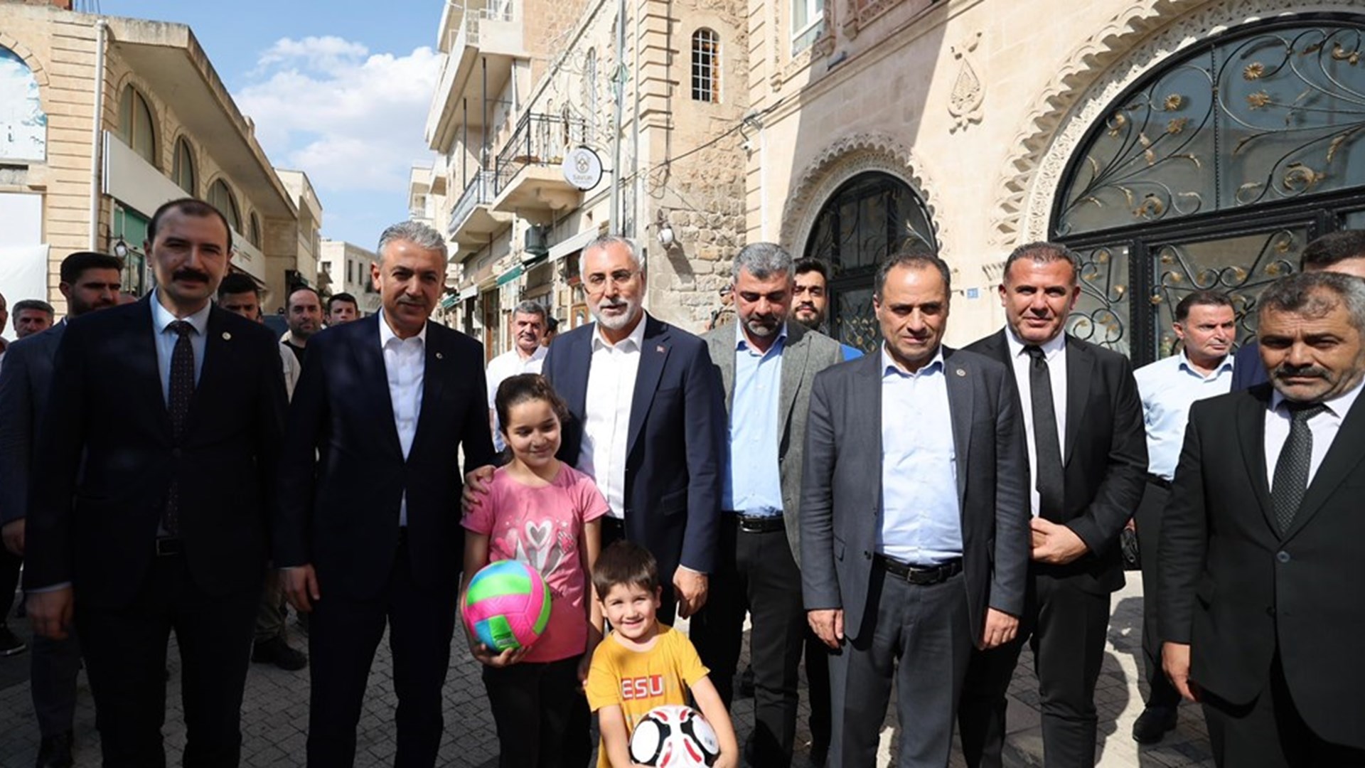 Çalışma ve Sosyal Güvenlik Bakanı Vedat Işıkhan, çeşitli temaslarda bulunmak ve “Mardin İş Dünyası İstişare Toplantısı”na katılmak üzere Mardin’e gitti.