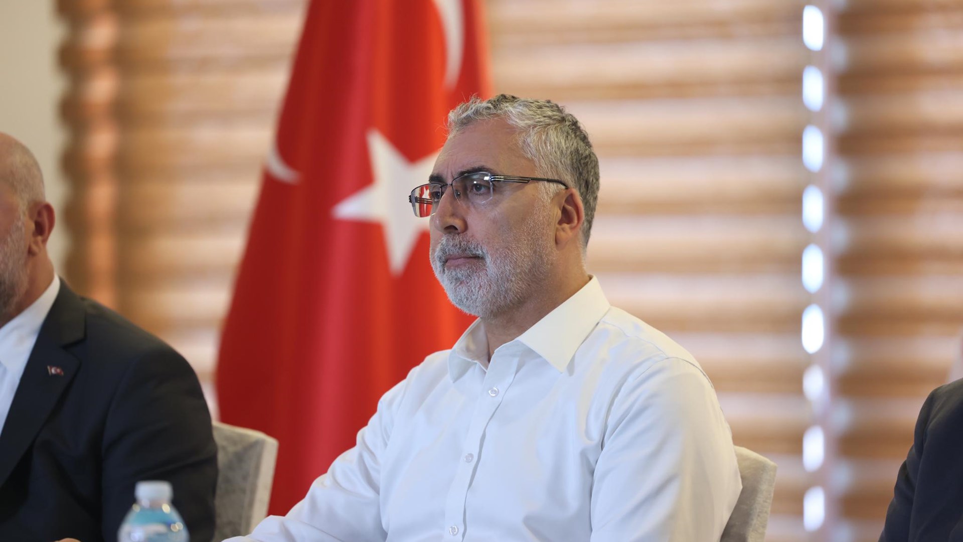 Çalışma ve Sosyal Güvenlik Bakanı Prof. Dr. Vedat Işıkhan, 81 ilin SGK il müdürleri ile toplantı yaptı.