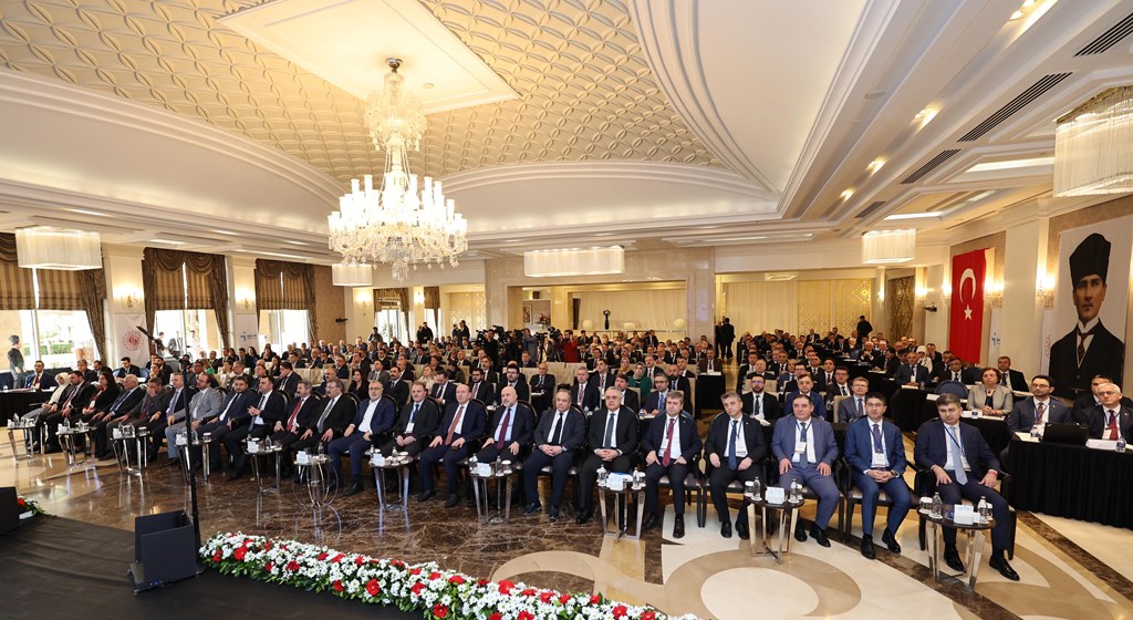 Çalışma ve Sosyal Güvenlik Bakanı Prof. Dr. Vedat Işıkhan, 81 ildeki İŞKUR ve SGK İl Müdürlerinin katıldığı İstişare Toplantısı’na katılmak ve çeşitli ziyaretlerde bulunmak üzere Antalya’ya gitti.