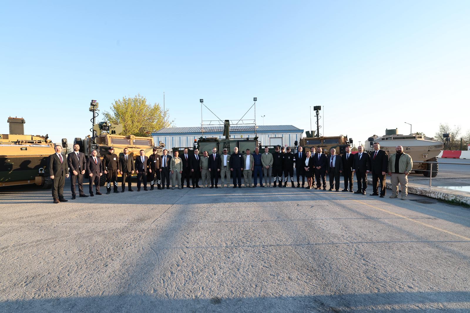 Çalışma ve Sosyal Güvenlik Bakanı Vedat Işıkhan, Pursaklar Belediyesi işçilerini ziyaret ederek, 1 Mayıs Emek ve Dayanışma Günü'nü kutladı.