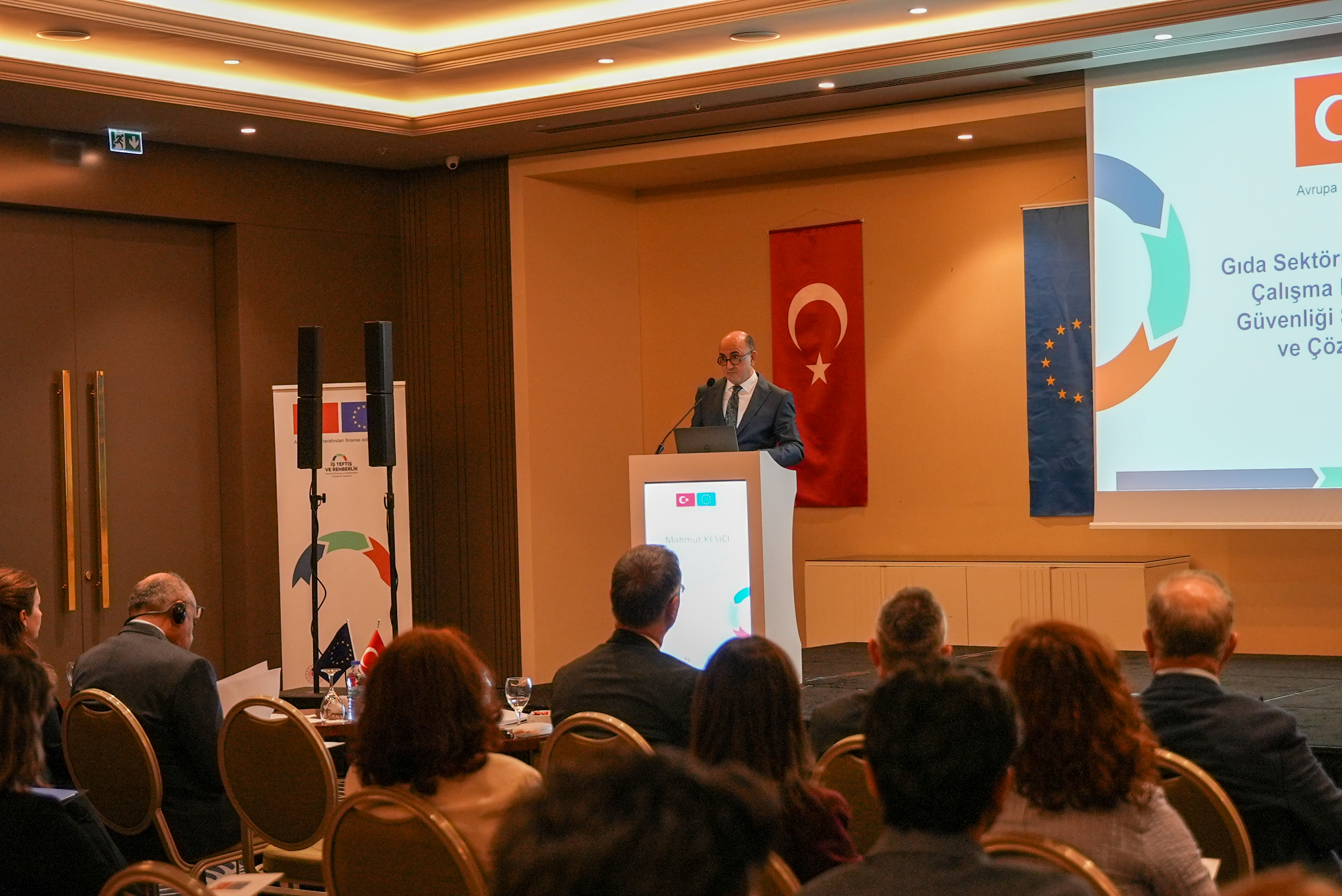 İş Teftiş Rehberlik ve Sosyal Diyalog Yoluyla İşyeri Uyumunun Güçlendirilmesi Projesi kapsamında düzenlenen “Gıda Sektöründe İnsana Yakışır İşler: Sektörel Değerlendirme Toplantısı”, 24 Eylül 2026 tarihinde İstanbul’da gerçekleştirildi.