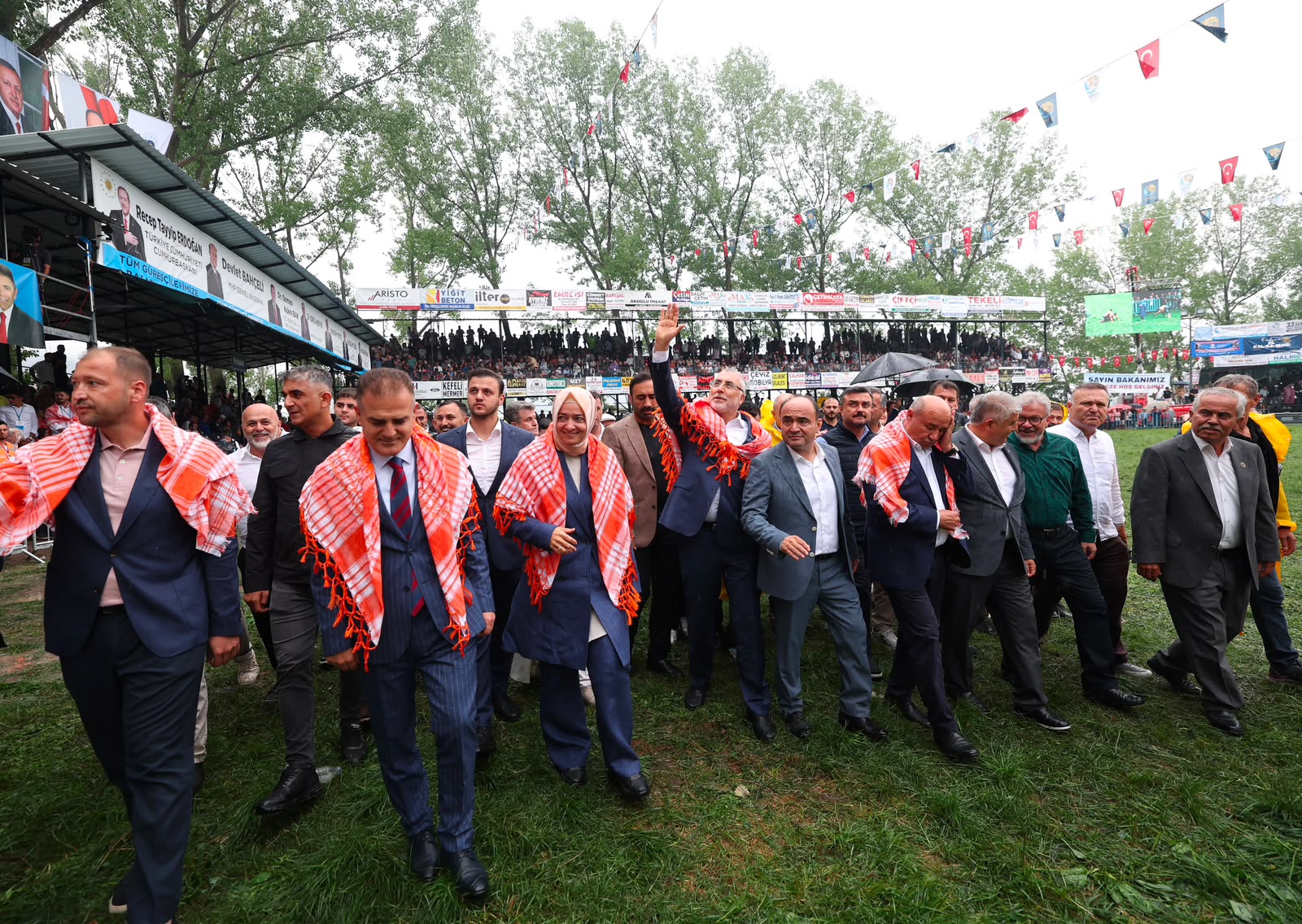 Çalışma ve Sosyal Güvenlik Bakanı Prof. Dr. Vedat Işıkhan, çeşitli ziyaretlerde bulunmak ve 33. Geleneksel Seydikemer Seki Yağlı Pehlivan Güreşleri Programı’na katılmak üzere Muğla’ya gitti.