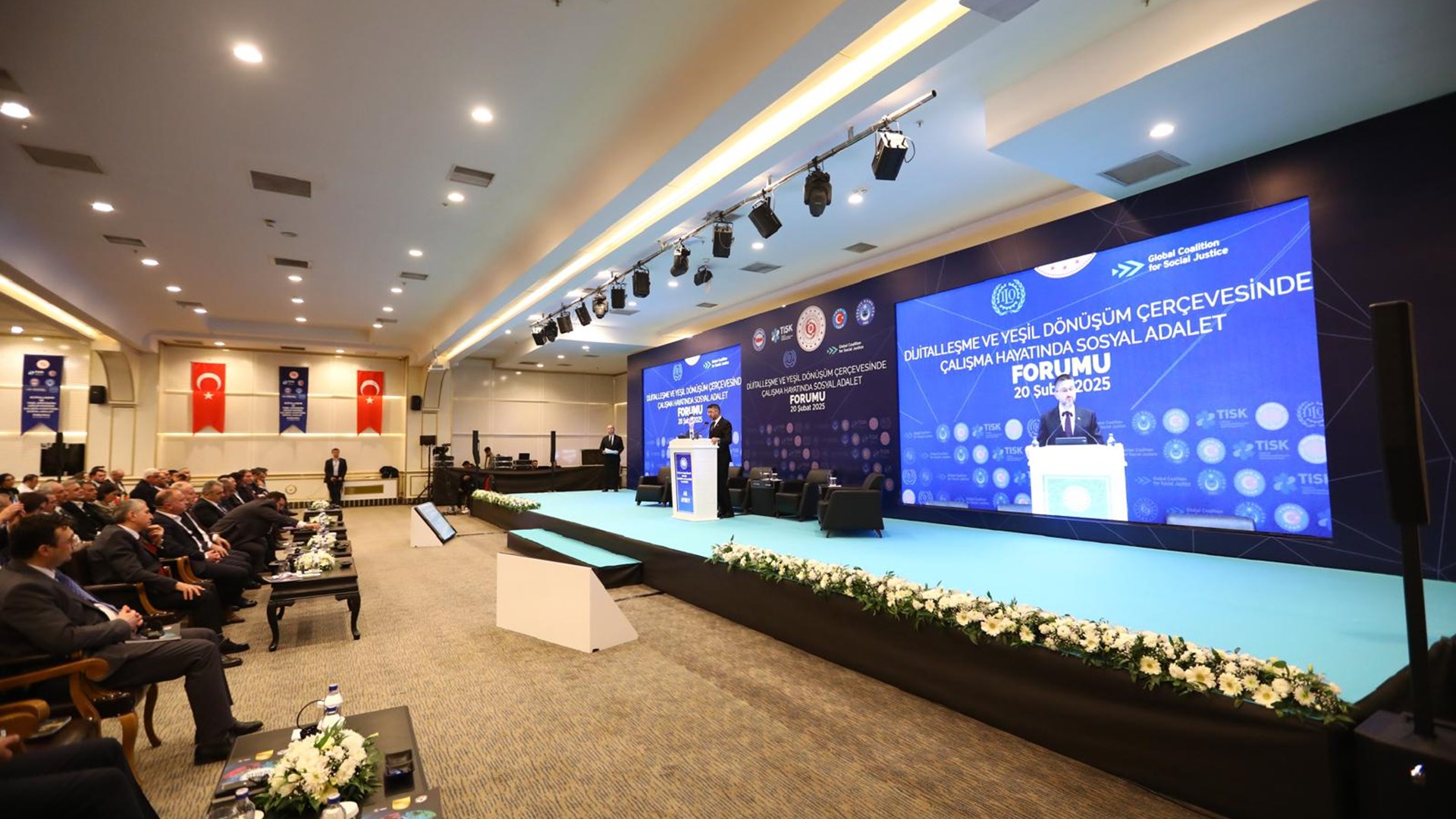 20 Şubat Dünya Sosyal Adalet Günü vesilesiyle, Bakanlığımızın öncülüğünde ve Küresel Sosyal Adalet Koalisyonu kapsamında düzenlenen “Dijitalleşme ve Yeşil Dönüşüm Çerçevesinde Sosyal Adalet Forumu” geniş katılımla gerçekleştirildi. Forum, Türkiye İşveren Sendikaları Konfederasyonu (TİSK), Türkiye İşçi Sendikaları Konfederasyonu (TÜRK-İŞ), Memur Sendikaları Konfederasyonu (MEMUR-SEN) ve Türkiye Kamu Çalışanları Sendikaları Konfederasyonu (KAMU-SEN) işbirliğiyle düzenlendi.