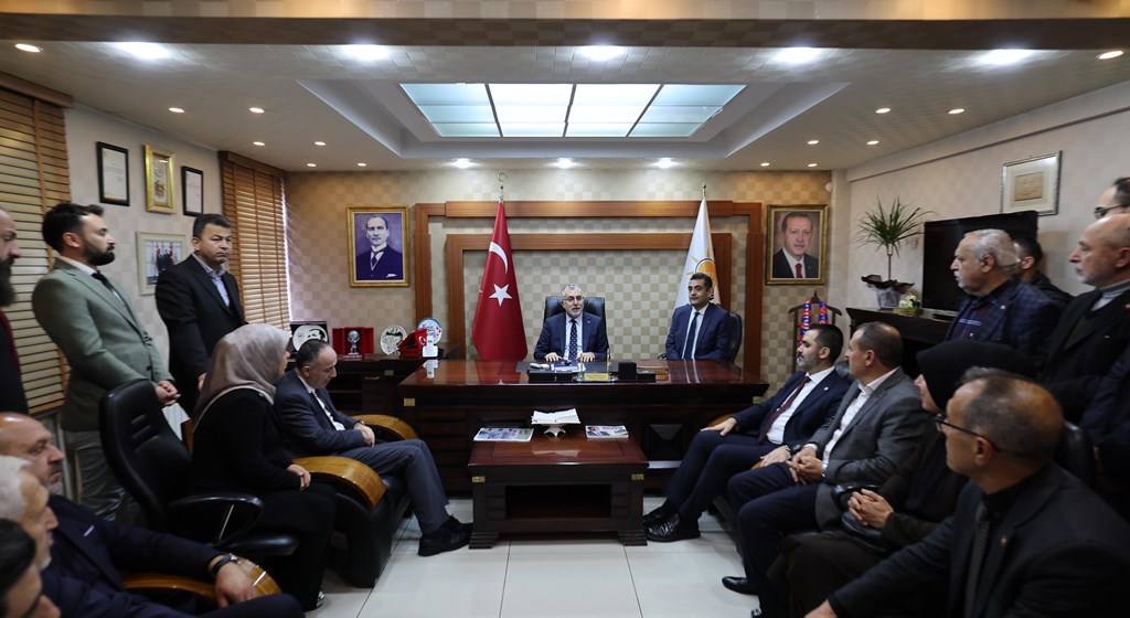 Çalışma ve Sosyal Güvenlik Bakanı Prof. Dr. Vedat Işıkhan, çeşitli temaslarda bulunmak ve programlara katılmak üzere Kırıkkale, Nevşehir ve Niğde illerinde ziyaretlerde bulundu.