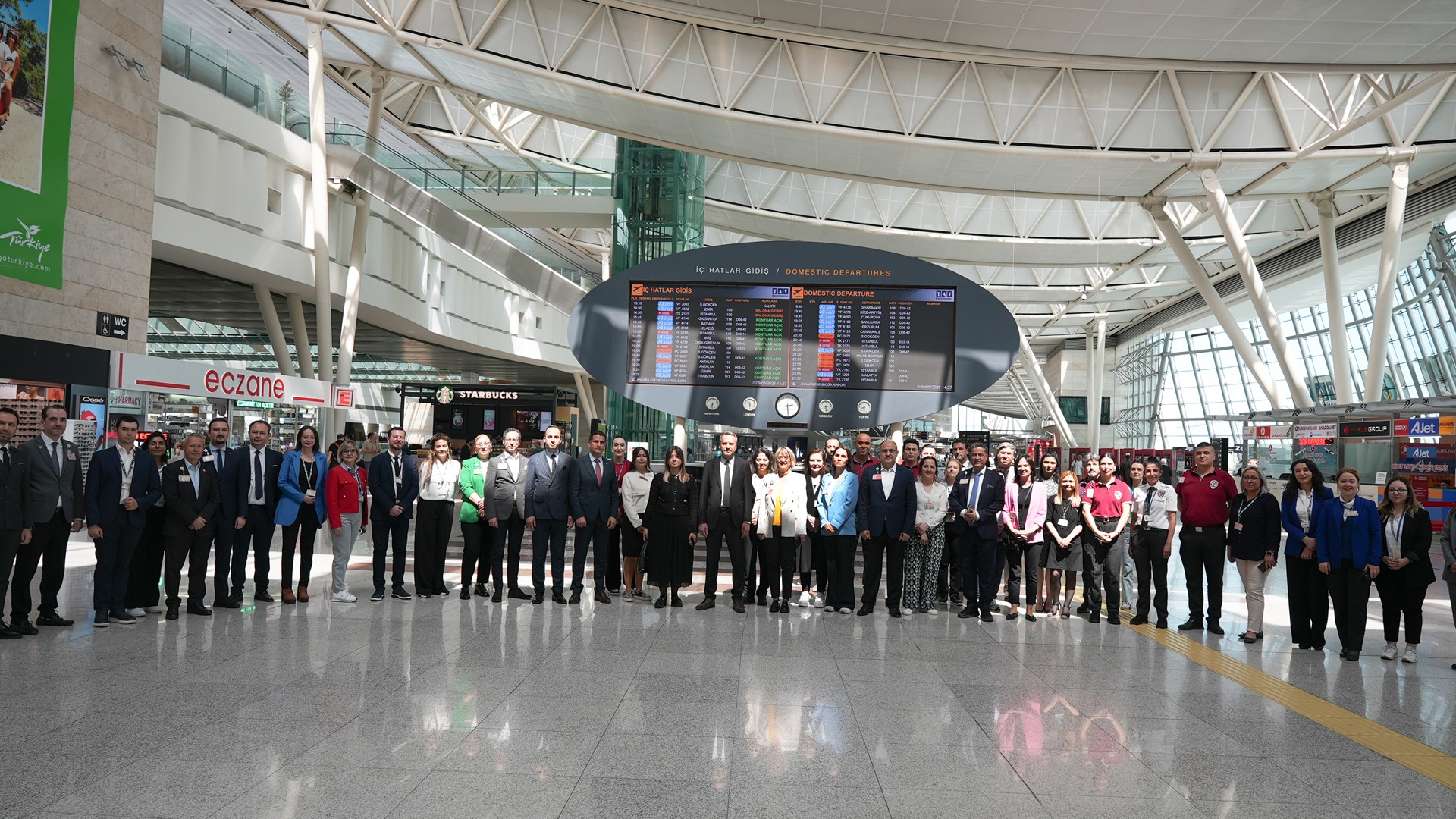 İş Sağlığı ve Güvenliği Haftası etkinlikleri çerçevesinde, 9 Mayıs 2025 tarihinde TAV Esenboğa Yatırım, Yapım ve İşletme A.Ş.’ye iş sağlığı ve güvenliği odaklı bir ziyaret gerçekleştirdik. Ziyaretimiz kapsamında, TAV Esenboğa Havalimanı İdaresi tarafından İSG Haftası boyunca ziyaretçilerin beğenisine sunulan ve Genel Müdürlüğümüzün yürütmüş olduğu MİSGEP Projesine ait fotoğrafların yer aldığı İSG Sergisini de inceledik.