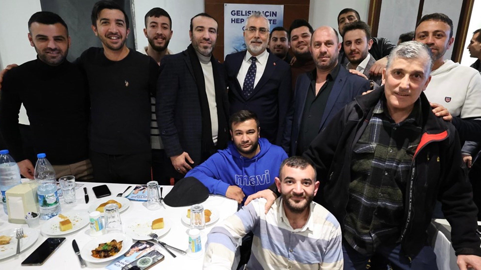 Çalışma ve Sosyal Güvenlik Bakanı Prof. Dr. Vedat Işıkhan, programlara katılmak ve çeşitlik temaslarda bulunmak üzere İzmir’e gitti.