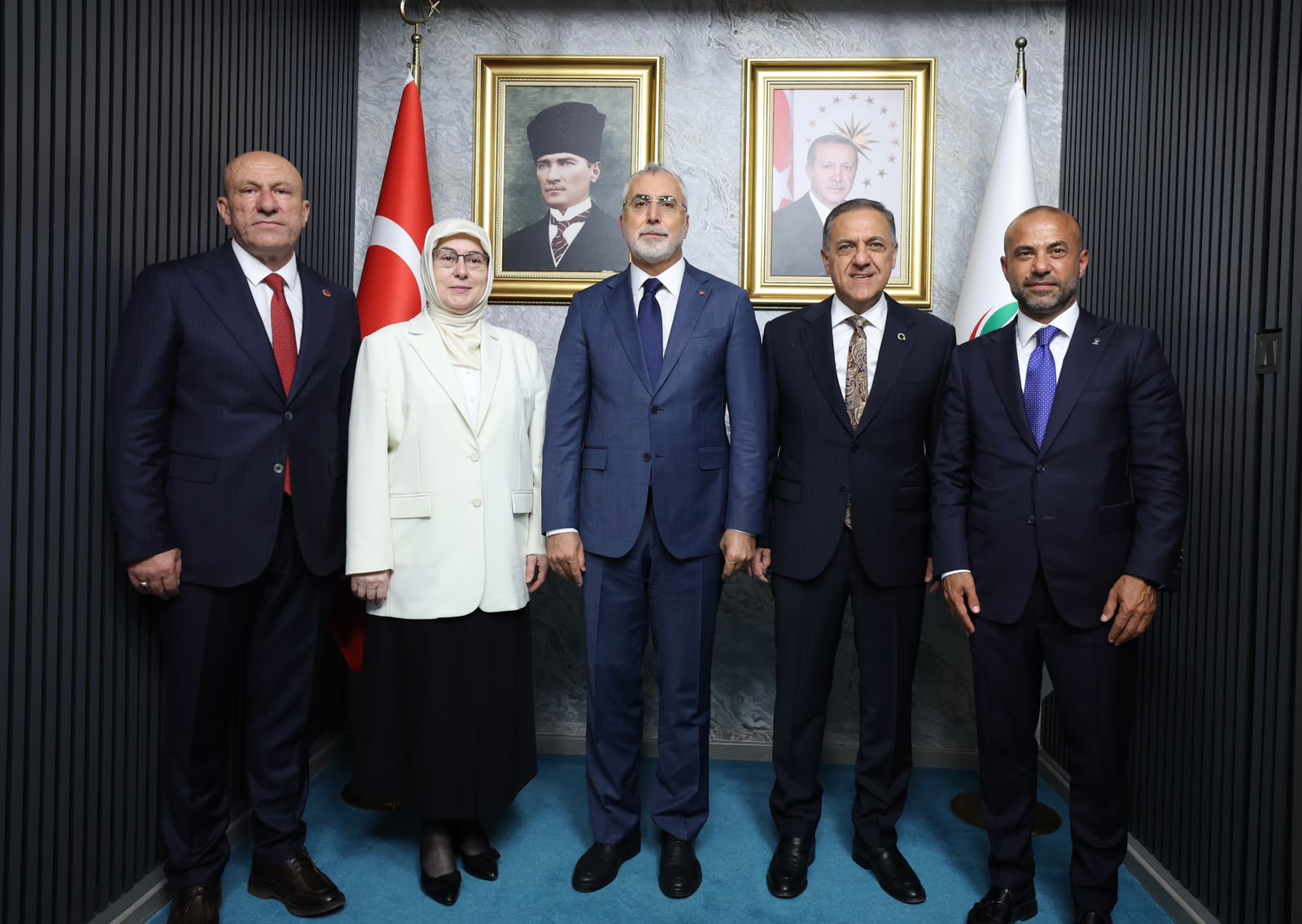 Çalışma ve Sosyal Güvenlik Bakanı Prof. Dr. Vedat Işıkhan, bir dizi ziyaretlerde bulunmak ve programlara katılmak üzere Yalova’ya gitti.