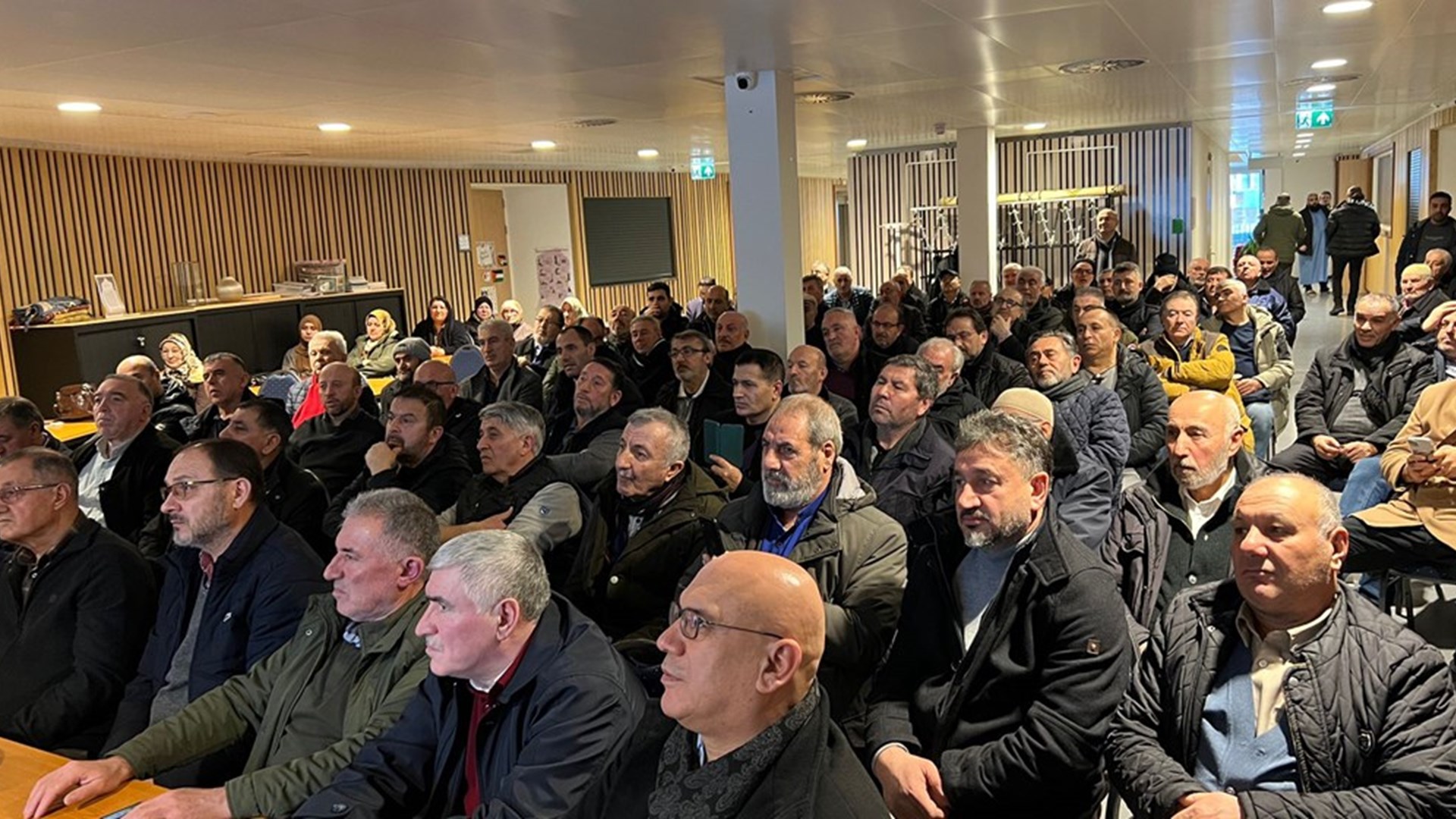 Deventer Çalışma ve Sosyal Güvenlik Ataşeliğimiz, Lahey şehrinde HDV Ahi Evran Camii'nde vatandaşlarımızla bir araya geldi.