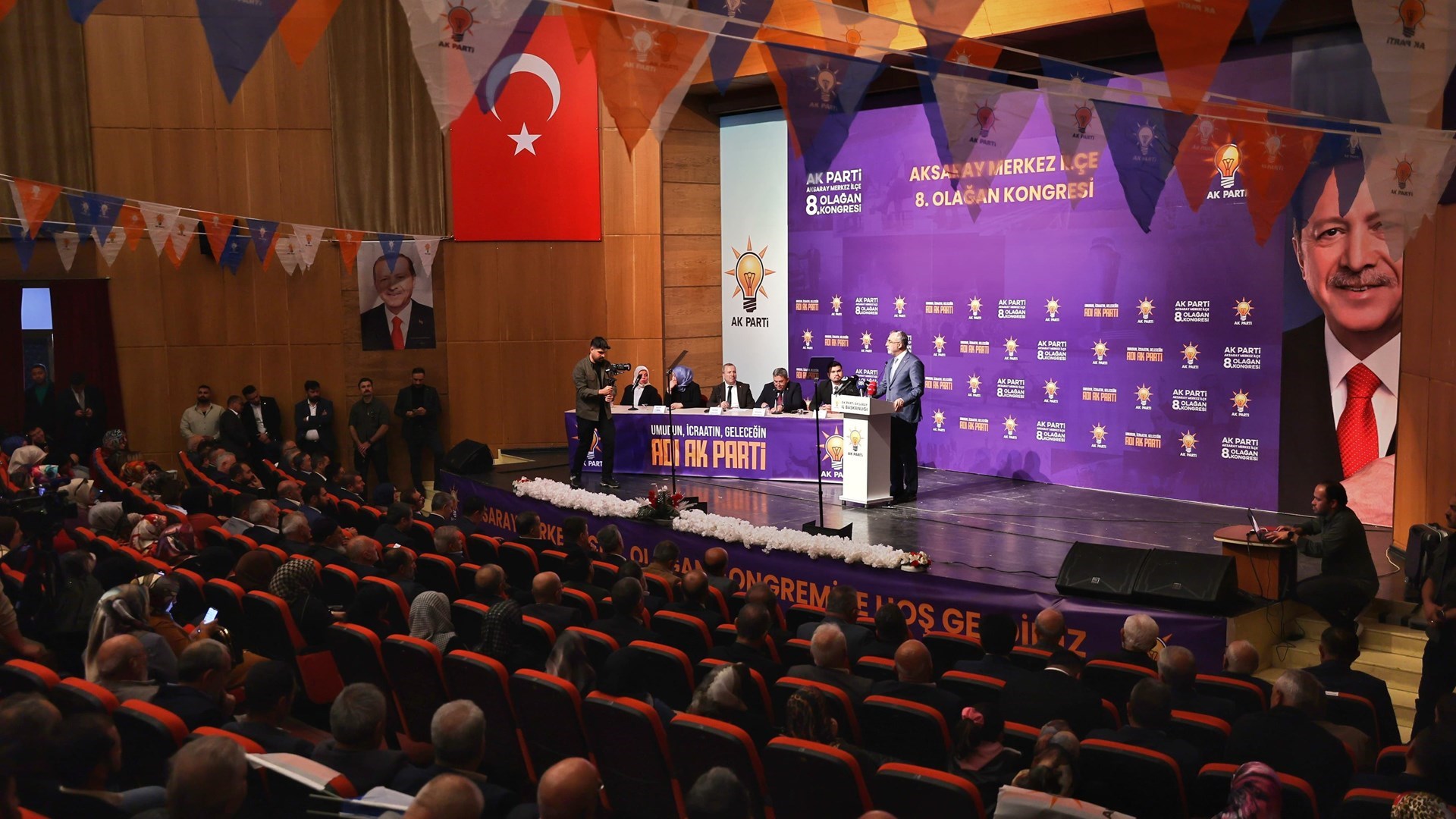 Çalışma ve Sosyal Güvenlik Bakanı Prof. Dr. Vedat Işıkhan, çeşitli ziyaretlerde bulunmak ve programlara katılmak üzere Aksaray’a gitti.