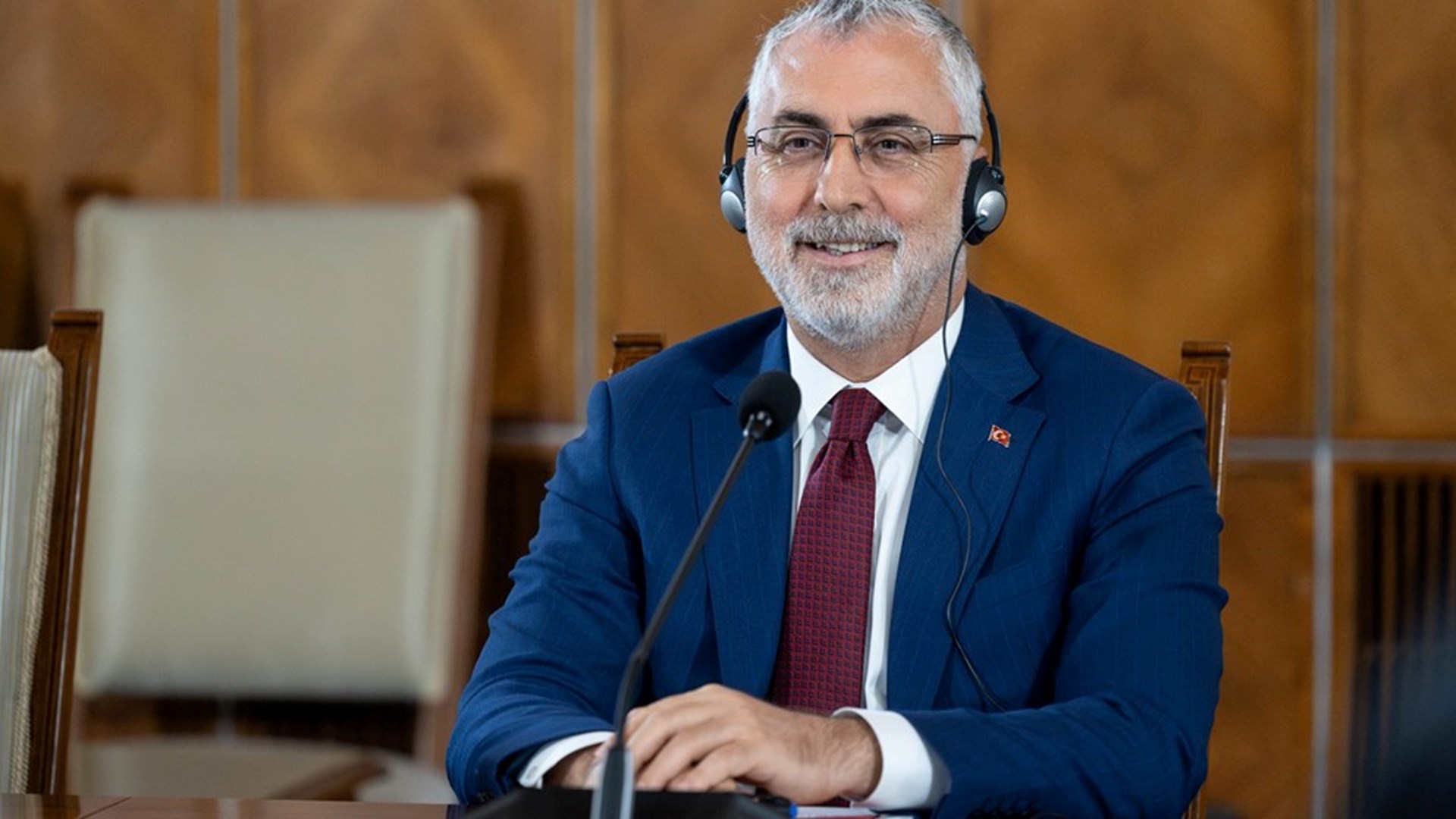 Çalışma ve Sosyal Güvenlik Bakanı Prof. Dr. Vedat Işıkhan, Çalışma ve Sosyal Güvenlik Bakanlığı ile Romanya Çalışma ve Sosyal Dayanışma Bakanlığı arasındaki Çalışma ve Sosyal Güvenlik Ortak Çalışma Grubu’nun 1. Toplantısı’na katılmak ve çeşitli temaslarda bulunmak üzere Romanya’ya gitti.