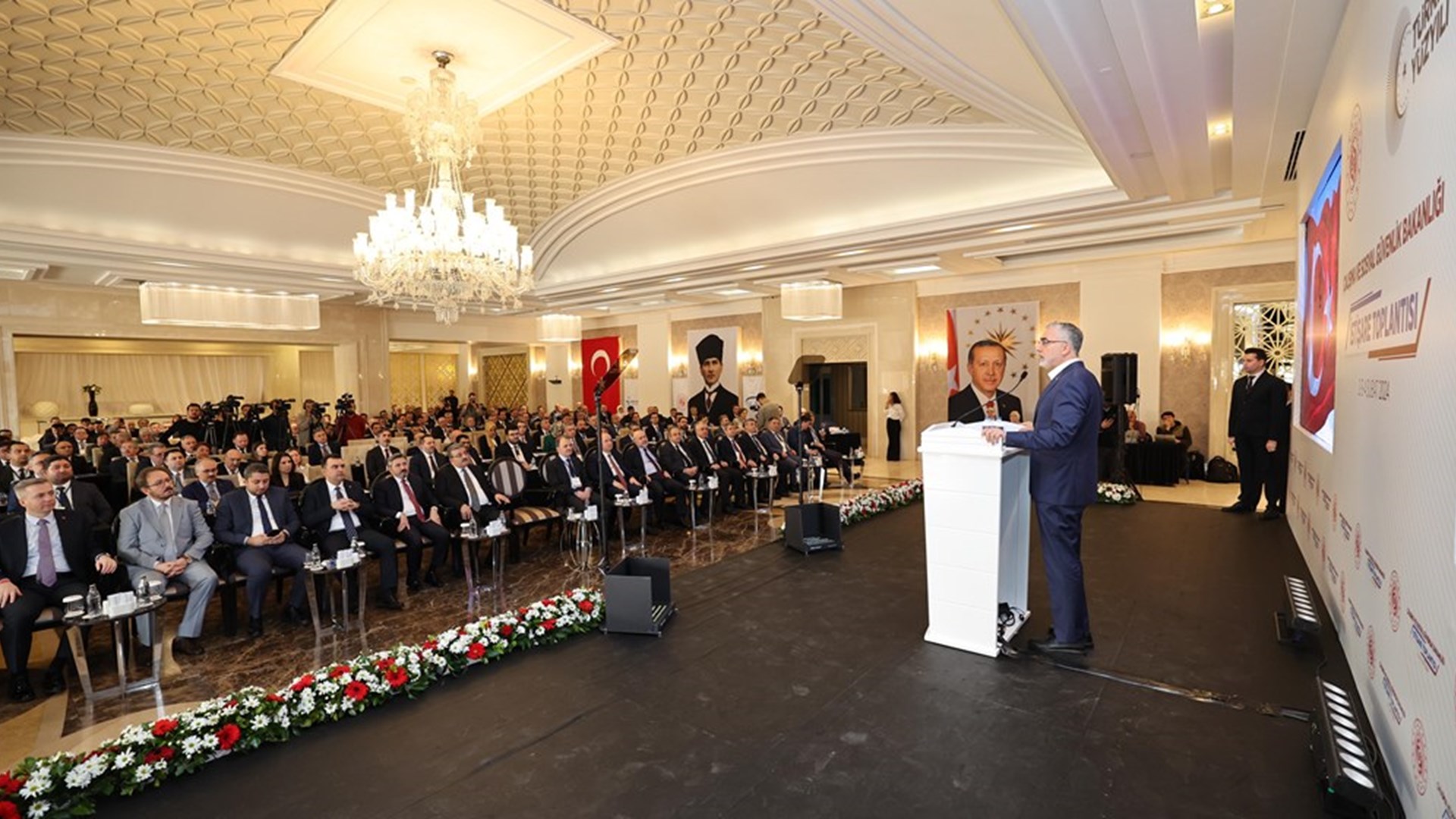 Çalışma ve Sosyal Güvenlik Bakanı Prof. Dr. Vedat Işıkhan, 81 ildeki İŞKUR ve SGK İl Müdürlerinin katıldığı İstişare Toplantısı’na katılmak ve çeşitli ziyaretlerde bulunmak üzere Antalya’ya gitti.