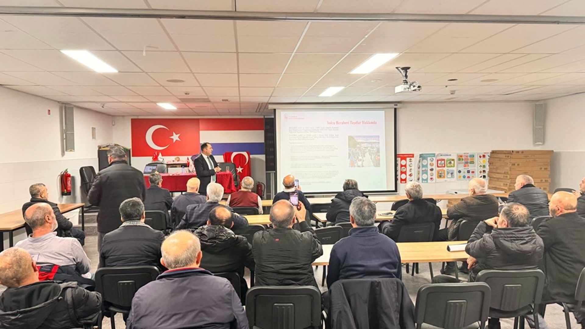 Deventer Çalışma ve Sosyal Güvenlik Ataşeliğimiz, Rotterdam şehrinde HDV Rotterdam Mevlana Camiinde vatandaşlarımızla bir araya geldi.