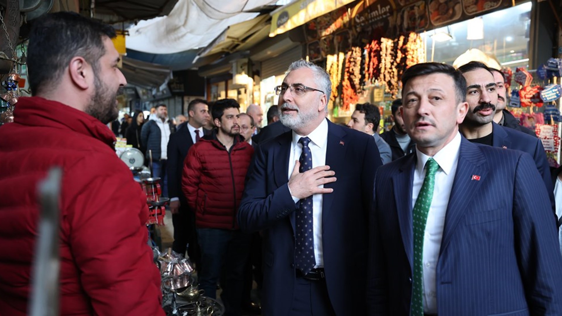 Çalışma ve Sosyal Güvenlik Bakanı Prof. Dr. Vedat Işıkhan, programlara katılmak ve çeşitlik temaslarda bulunmak üzere İzmir’e gitti.