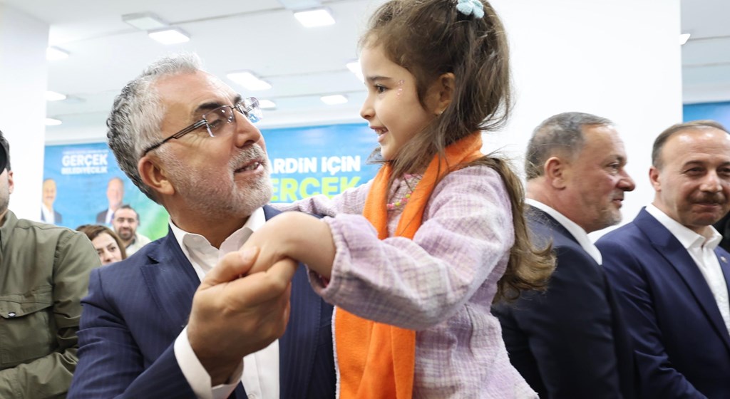 Çalışma ve Sosyal Güvenlik Bakanı Prof. Dr. Vedat Işıkhan, programlara katılmak ve çeşitli ziyaretlerde bulunmak üzere Mardin’e gitti.