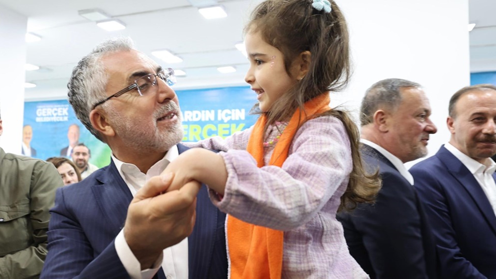 Çalışma ve Sosyal Güvenlik Bakanı Prof. Dr. Vedat Işıkhan, programlara katılmak ve çeşitli ziyaretlerde bulunmak üzere Mardin’e gitti.