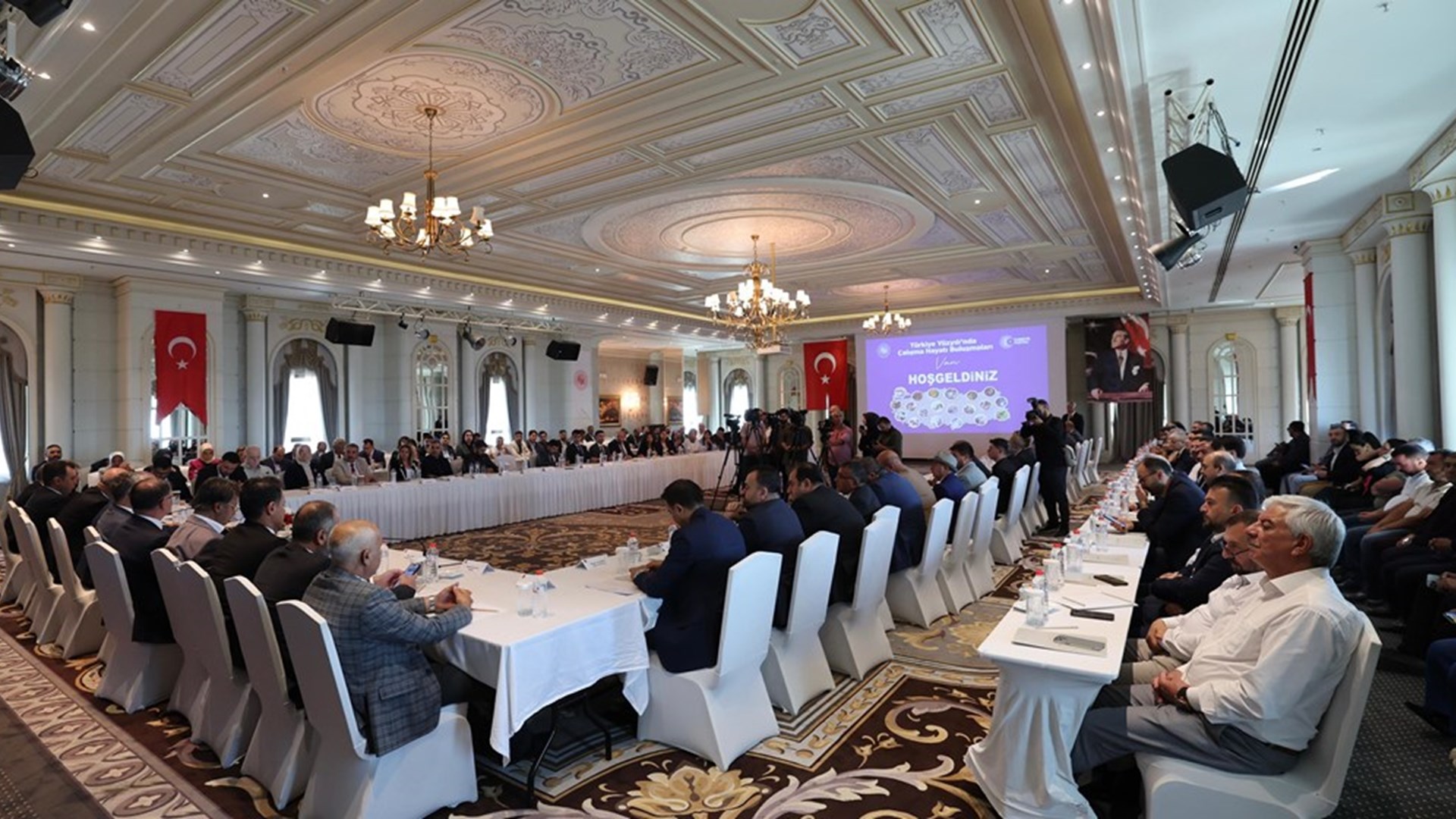 Çalışma ve Sosyal Güvenlik Bakanı Prof. Dr. Vedat Işıkhan, çeşitli ziyaretlerde bulunmak ve programlara katılmak üzere Van’a gitti.