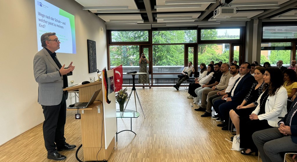 In the run-up to the summer holidays, the Stuttgart Attaché Office for Labour and Social Security provided young people and their parents with comprehensive information on post-school vocational training and higher education options.