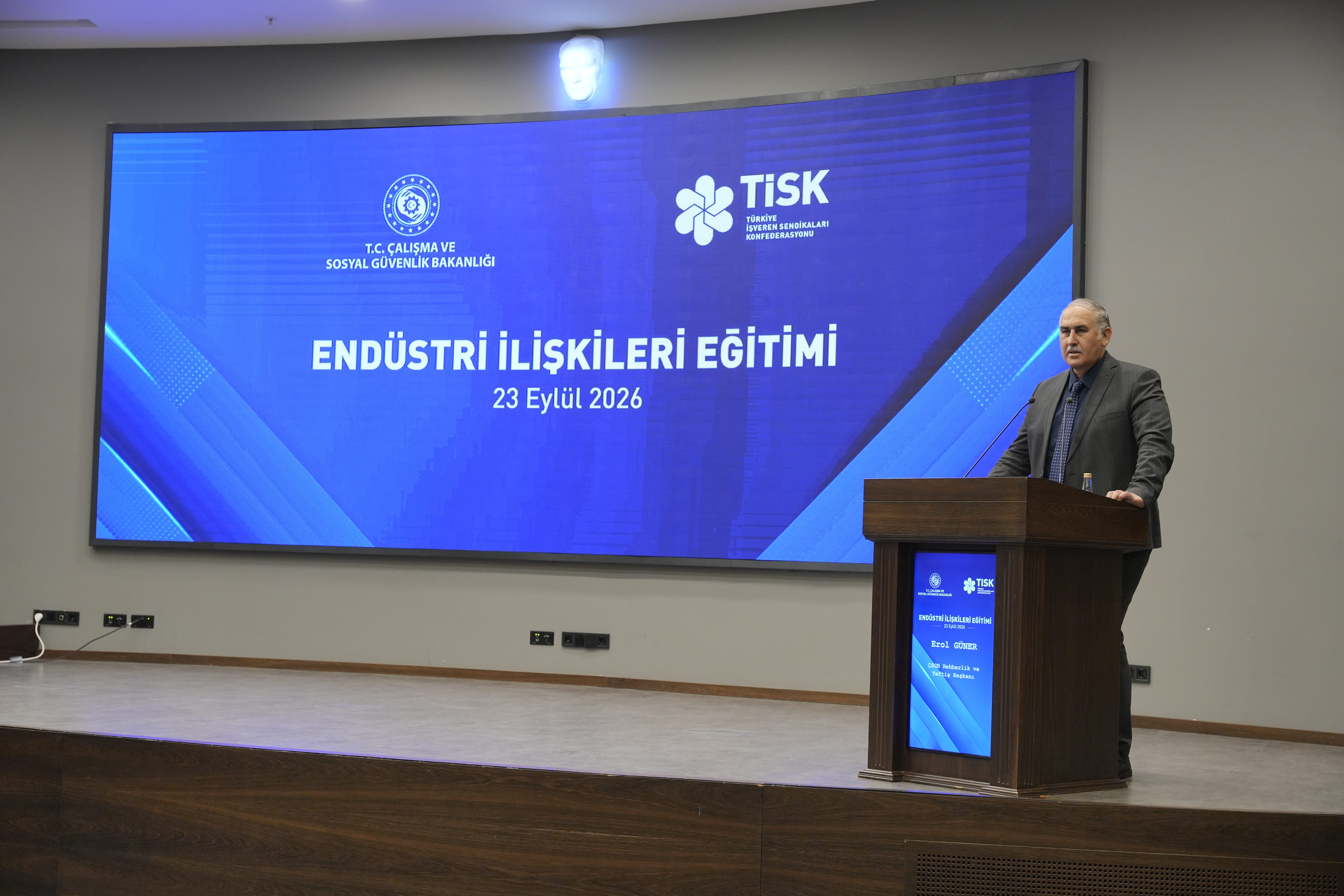 Türkiye İşveren Sendikaları Konfederasyonu (TİSK) ile Çalışma ve Sosyal Güvenlik Bakanlığı Rehberlik ve Teftiş Başkanlığı iş birliğinde düzenlenen “Endüstri İlişkileri Eğitimi”, 23 Eylül 2026 tarihinde İzmir Ticaret Odasında gerçekleştirildi. Programda rehberlik ve teftiş uygulamaları, yeni nesil çalışma modelleri, adil geçiş ile bireysel ve toplu iş hukukuna ilişkin güncel konular ele alındı. 