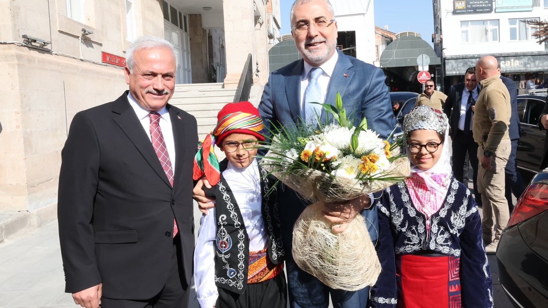 Çalışma ve Sosyal Güvenlik Bakanı Prof. Dr. Vedat Işıkhan, çeşitli ziyaretlerde bulunmak ve programlara katılmak üzere Aksaray’a gitti.
