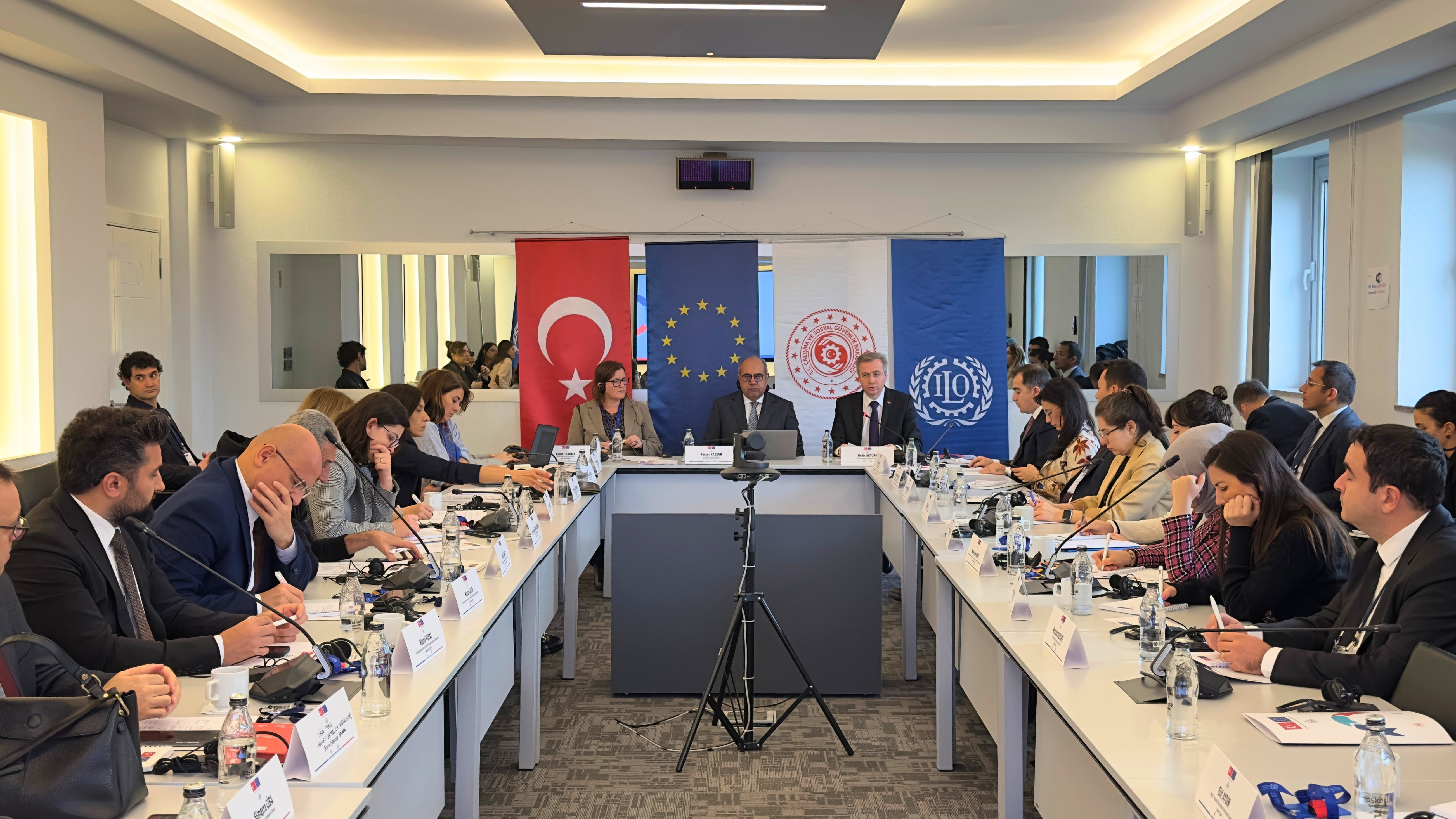 “İş Teftiş, Rehberlik ve Sosyal Diyalog Yoluyla İşyeri Uyumunun Güçlendirilmesi” Projesi çerçevesinde düzenlenen 5. Yönlendirme Komitesi Toplantısı, 1 Aralık 2025 tarihinde ILO Türkiye Ofisi’nde gerçekleştirildi.