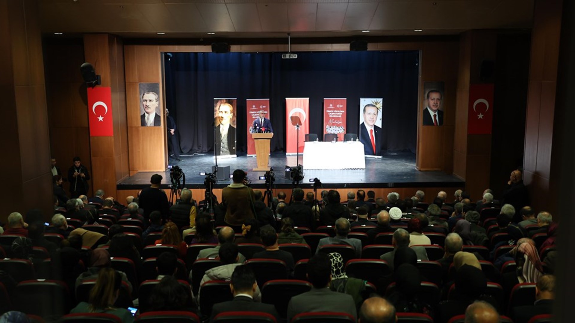 Çalışma ve Sosyal Güvenlik Bakanı Prof. Dr. Vedat Işıkhan, çeşitli ziyaretlerde bulunmak ve programlara katılmak üzere Malatya’ya gitti.