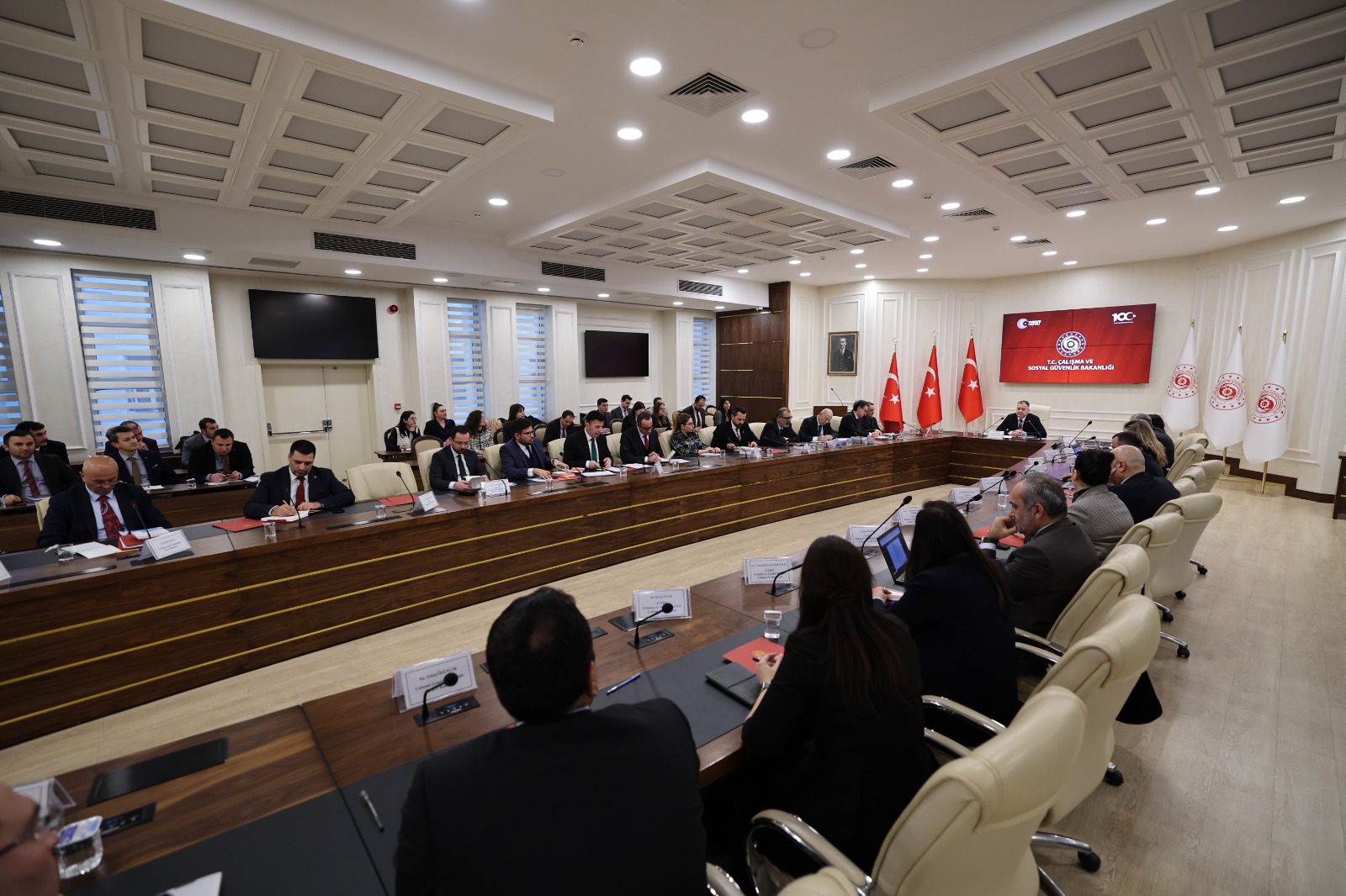 Üçlü Danışma Kurulu toplantısının ardından alınan kararlar doğrultusunda, İş Kanunu ve Sendikalar ve Toplu İş Sözleşmesi Kanunu çalışma grubu belirlenen gündem kapsamında ilgili birimler ve sosyal tarafların temsilcileriyle bir araya gelerek Bakanlık merkezinde ilk toplantısını gerçekleştirmiştir. Bu toplantıda, sosyal tarafların çalışma hayatıyla ilgili görüşleri ve önerileri ele alınmıştır. Sonrasında Deniz İş Kanunu ve Basın İş Kanunu çalışma grubu Bakanlık merkezinde toplanmıştır.