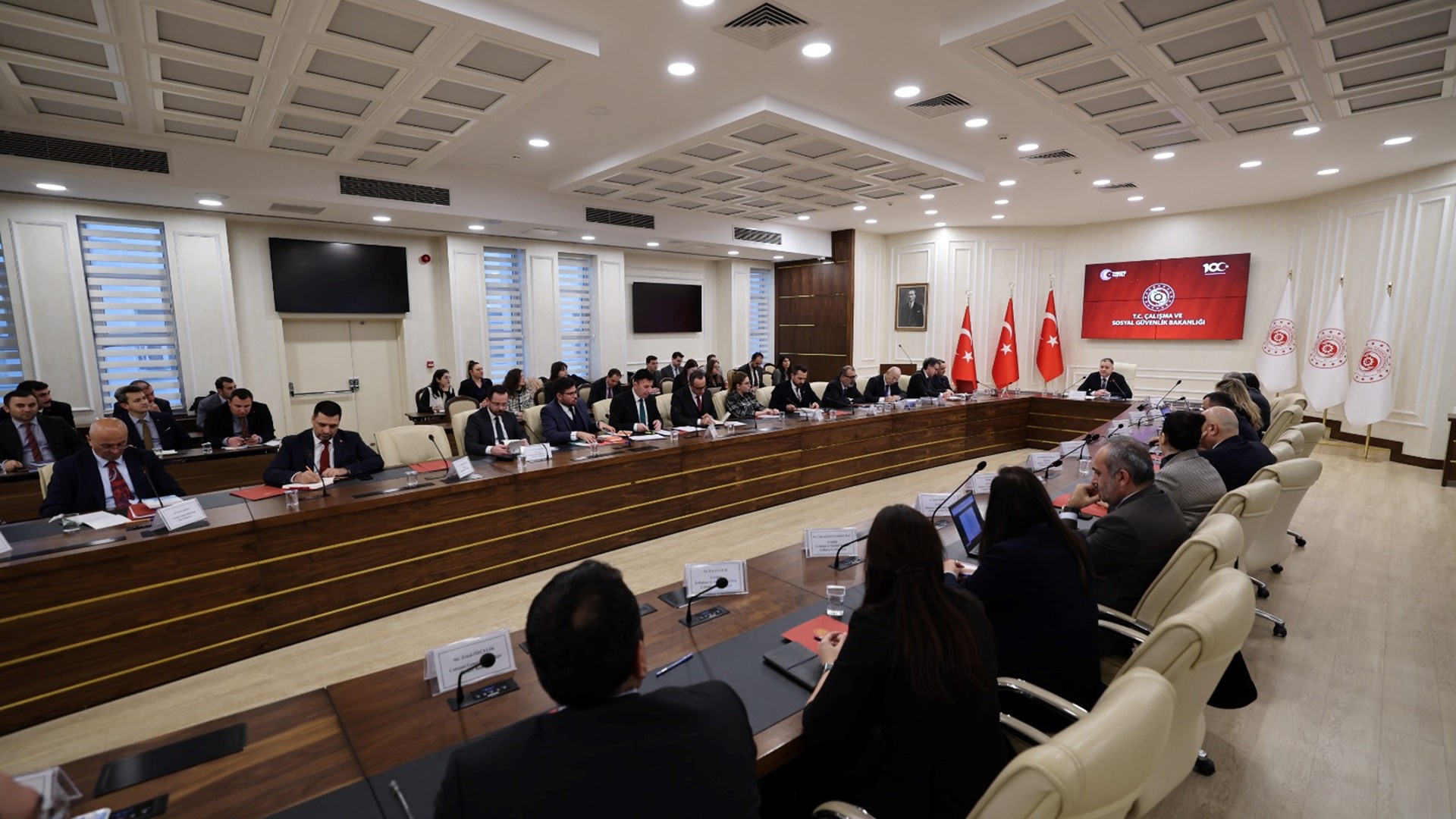 Üçlü Danışma Kurulu toplantısının ardından alınan kararlar doğrultusunda, İş Kanunu ve Sendikalar ve Toplu İş Sözleşmesi Kanunu çalışma grubu belirlenen gündem kapsamında ilgili birimler ve sosyal tarafların temsilcileriyle bir araya gelerek Bakanlık merkezinde ilk toplantısını gerçekleştirmiştir. Bu toplantıda, sosyal tarafların çalışma hayatıyla ilgili görüşleri ve önerileri ele alınmıştır. Sonrasında Deniz İş Kanunu ve Basın İş Kanunu çalışma grubu Bakanlık merkezinde toplanmıştır.