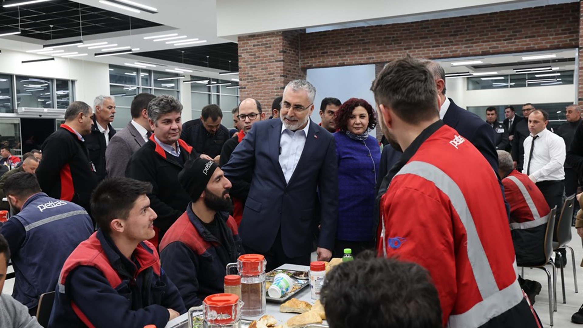 Çalışma ve Sosyal Güvenlik Bakanı Prof. Dr. Vedat Işıkhan, çeşitli temaslarda bulunmak ve programlara katılmak üzere Kırşehir’e gitti.