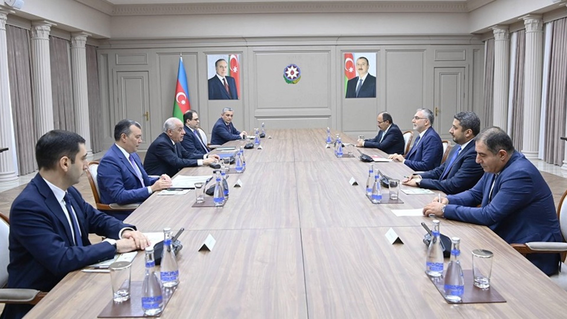 Çalışma ve Sosyal Güvenlik Bakanı Prof. Dr. Vedat Işıkhan, Azerbaycan’daki temasları kapsamında ilk olarak Azerbaycan milli lideri merhum Haydar Aliyev'in kabrini, Azerbaycan Şehitliği ve Türk Şehitliği’ni ziyaret etti.