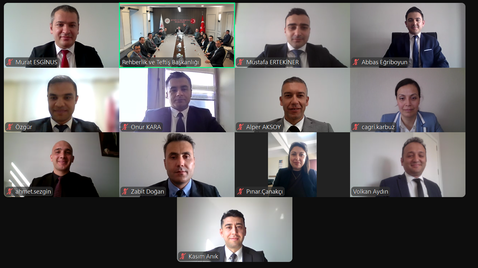 Yeterlik sürecini başarıyla tamamlayarak iş müfettişliğine atanmaya hak kazanan 26 iş müfettişi yardımcısı, 2 Haziran 2025 tarihinde Rehberlik ve Teftiş Başkanımız Bekir Aktürk ve Başkan Yardımcımız Gökhan Ateş’in katılımlarıyla düzenlenen toplantıda bir araya geldi. Toplantıya iş müfettişi yardımcıları hem yüz yüze hem de çevrim içi olarak katılım sağladı.