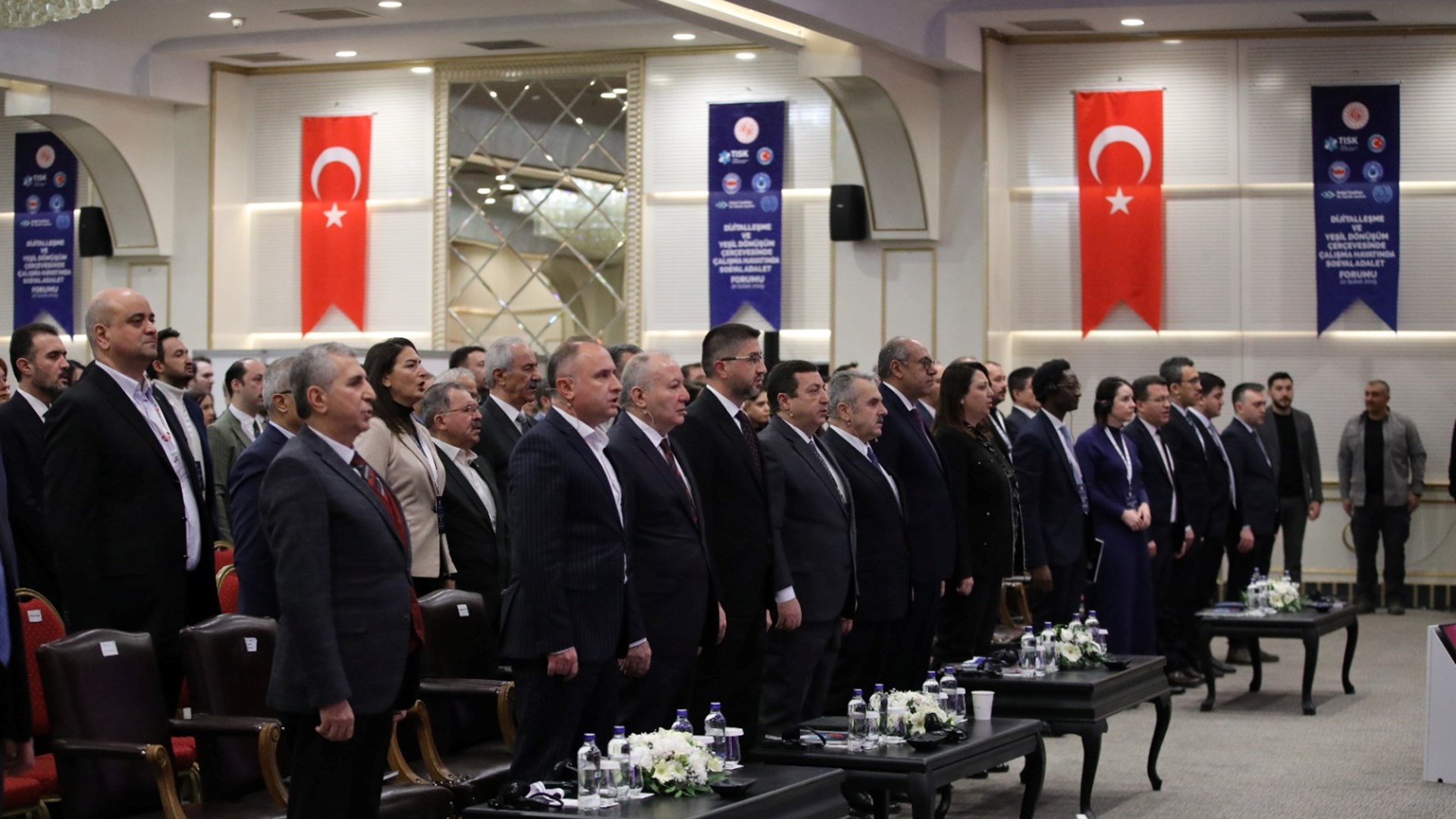 20 Şubat Dünya Sosyal Adalet Günü vesilesiyle, Bakanlığımızın öncülüğünde ve Küresel Sosyal Adalet Koalisyonu kapsamında düzenlenen “Dijitalleşme ve Yeşil Dönüşüm Çerçevesinde Sosyal Adalet Forumu” geniş katılımla gerçekleştirildi. Forum, Türkiye İşveren Sendikaları Konfederasyonu (TİSK), Türkiye İşçi Sendikaları Konfederasyonu (TÜRK-İŞ), Memur Sendikaları Konfederasyonu (MEMUR-SEN) ve Türkiye Kamu Çalışanları Sendikaları Konfederasyonu (KAMU-SEN) işbirliğiyle düzenlendi.