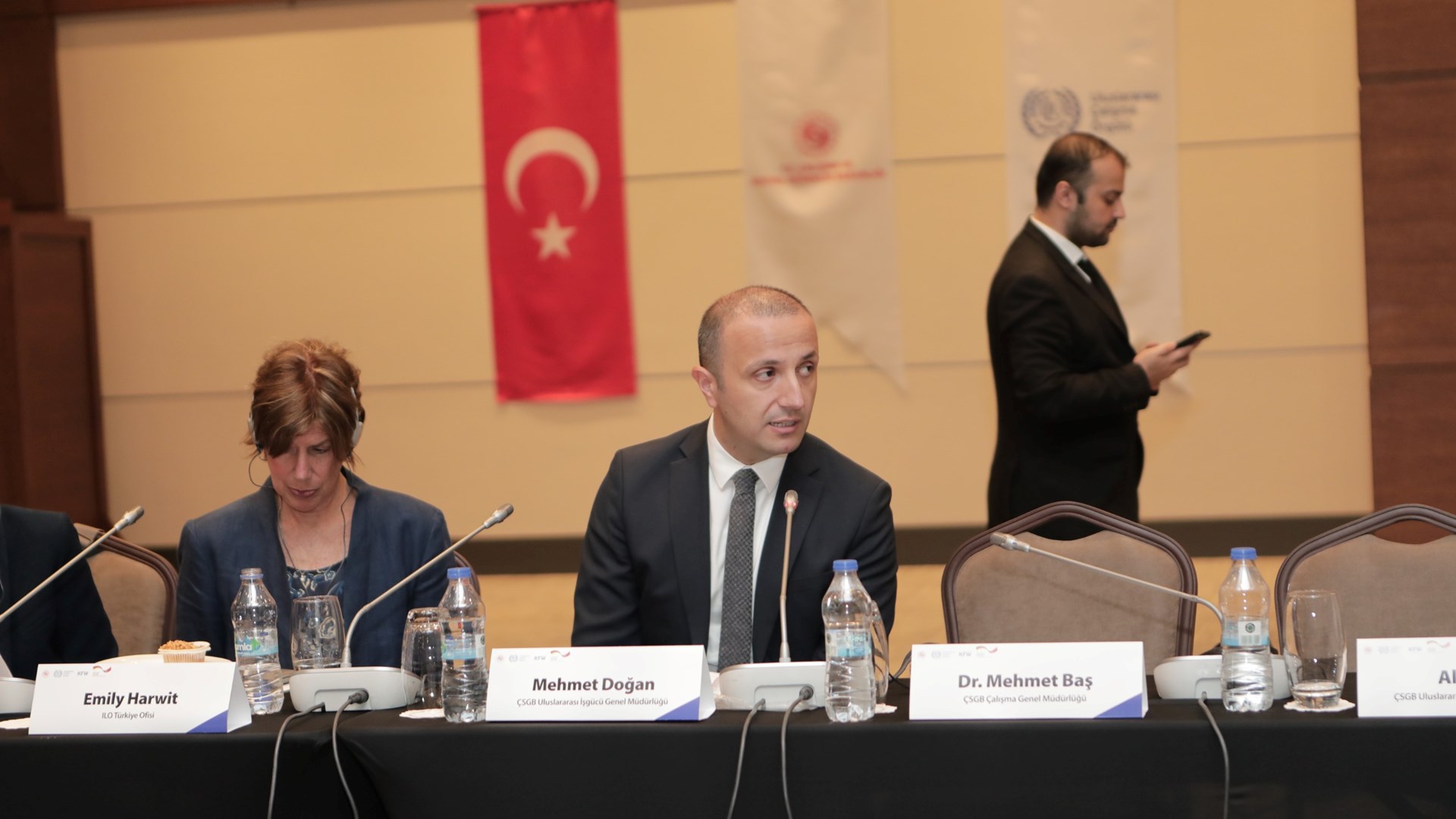 Alman Kalkınma Bankası tarafından finanse edilen ve Uluslararası Çalışma Örgütü (ILO) ile Genel Müdürlüğümüzün ortaklığıyla yürütülen “Geçici Koruma Altındaki Suriyeliler ve Türk Vatandaşları için İnsana Yakışır İş Fırsatlarının Desteklenmesi Projesi”nin 2. Danışma Kurulu toplantısı, kamu kurumları ve sivil toplum kuruluşlarının temsilcilerinin katılımıyla 29 Mayıs’ta Ankara’da gerçekleştirildi.