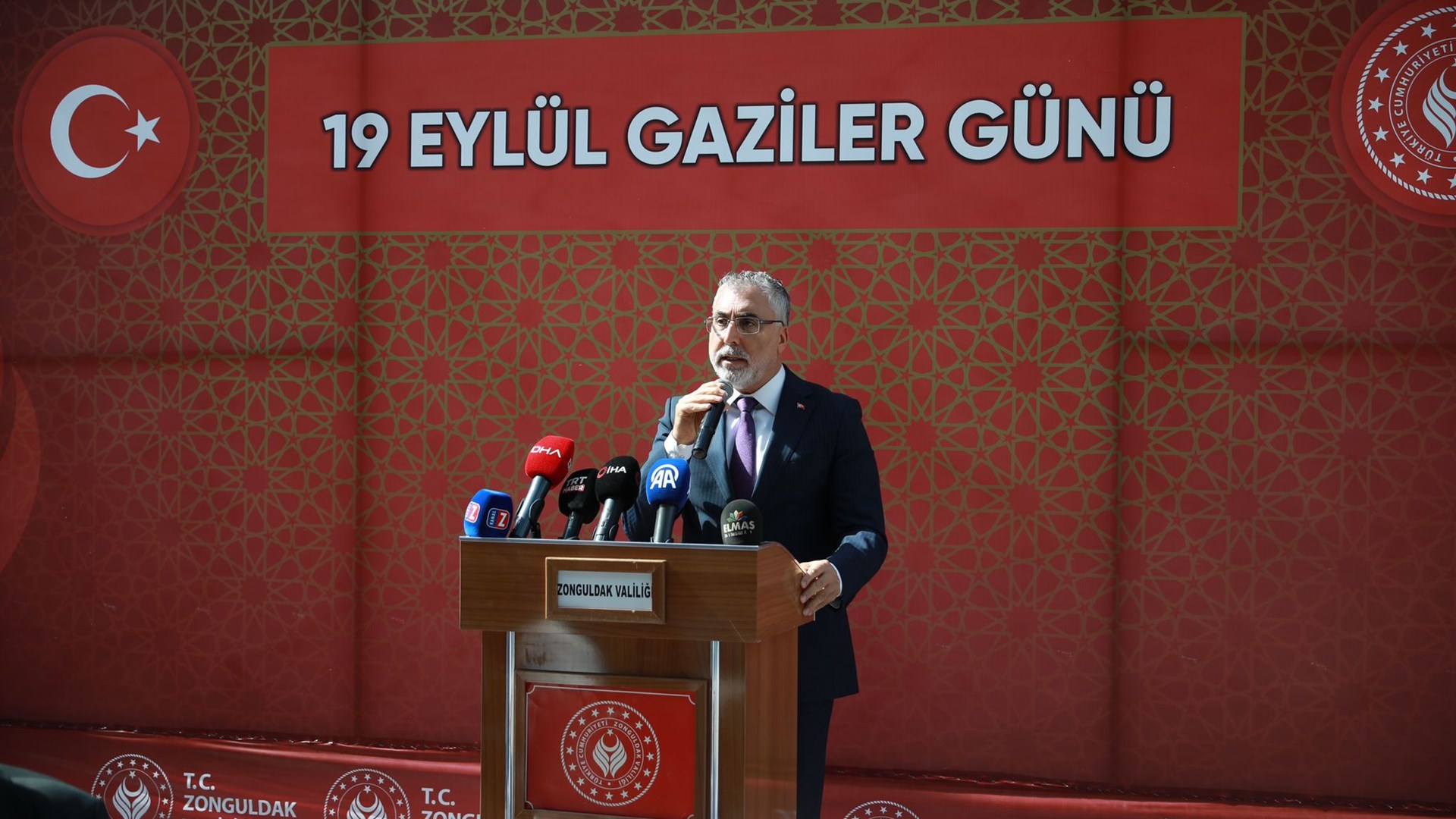Çalışma ve Sosyal Güvenlik Bakanı Prof. Dr. Vedat Işıkhan, “Şehir Buluşmaları” kapsamında ziyaretlerde bulunmak ve programlara katılmak üzere Zonguldak’a gitti.