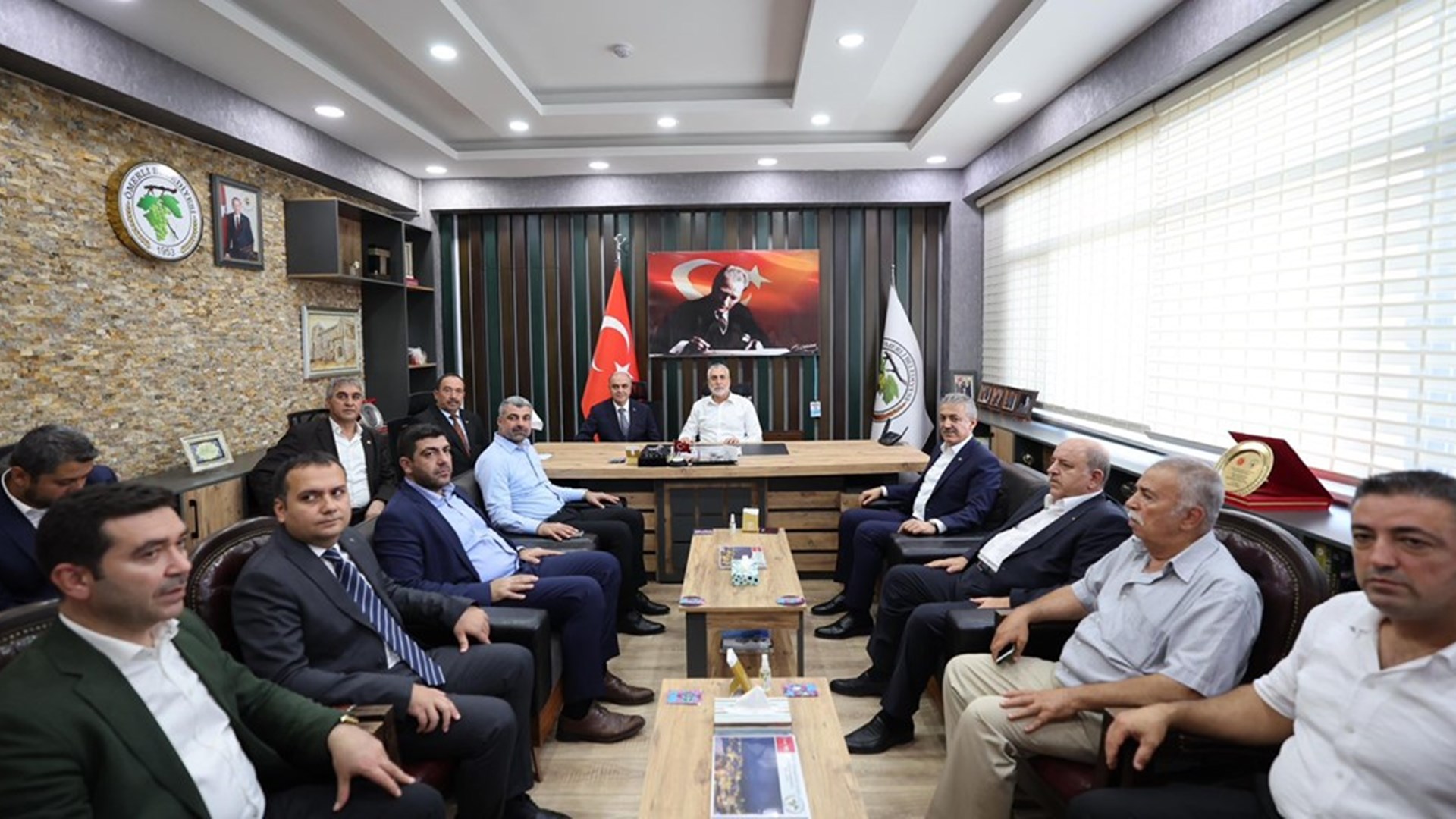 Çalışma ve Sosyal Güvenlik Bakanı Vedat Işıkhan, çeşitli temaslarda bulunmak ve “Mardin İş Dünyası İstişare Toplantısı”na katılmak üzere Mardin’e gitti.