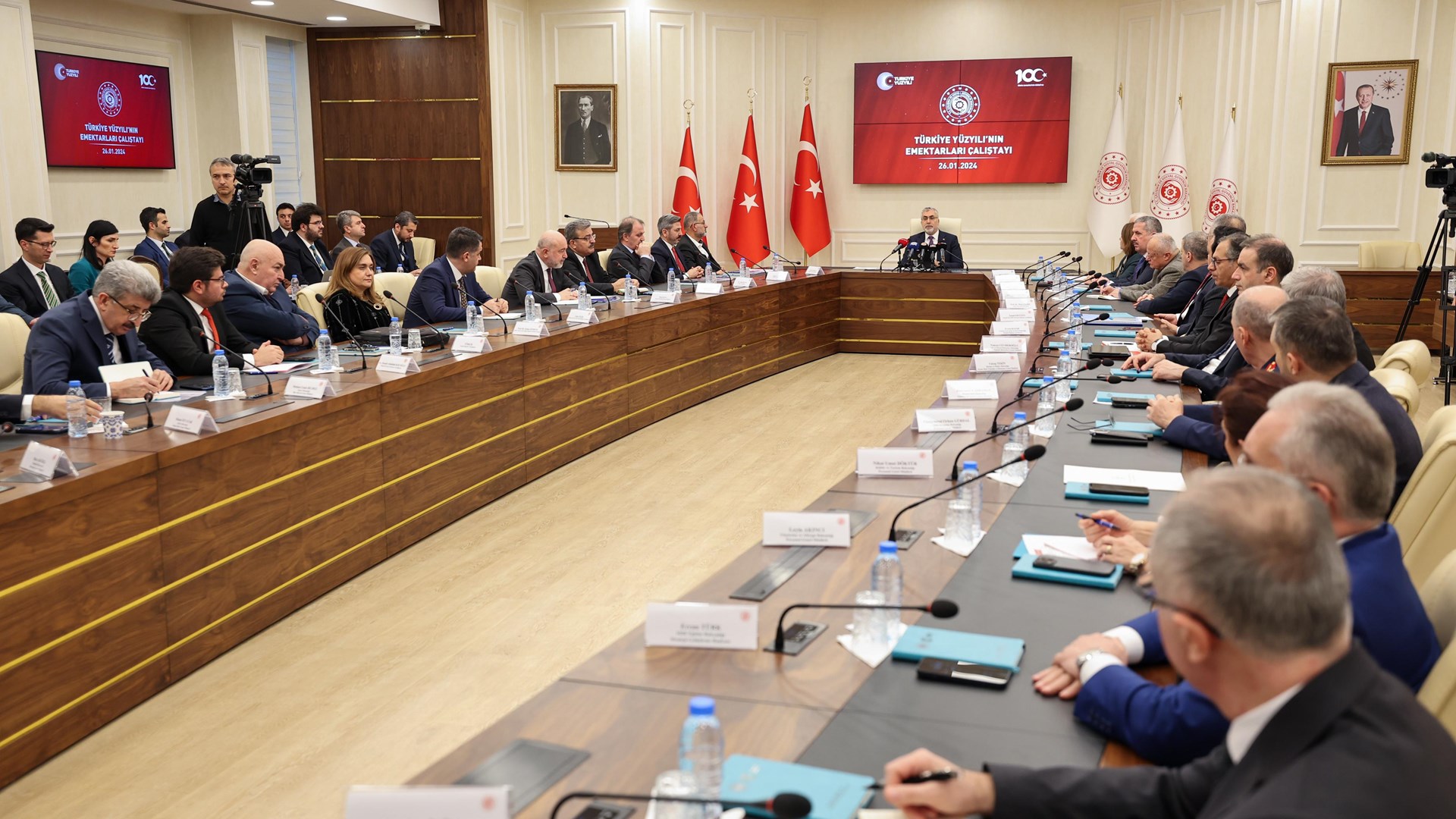 Çalışma ve Sosyal Güvenlik Bakanı Prof. Dr. Vedat Işıkhan, Çalışma ve Sosyal Güvenlik Bakanlığı ev sahipliğinde Reşat Moralı Toplantı Salonu’nda düzenlenen “Türkiye Yüzyılı’nın Emektarları Çalıştayı” na katıldı.