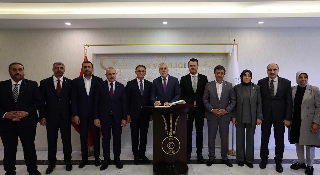 Çalışma ve Sosyal Güvenlik Bakanı Prof. Dr. Vedat Işıkhan, çeşitli ziyaretlerde bulunmak ve programlara katılmak üzere Van’a gitti.