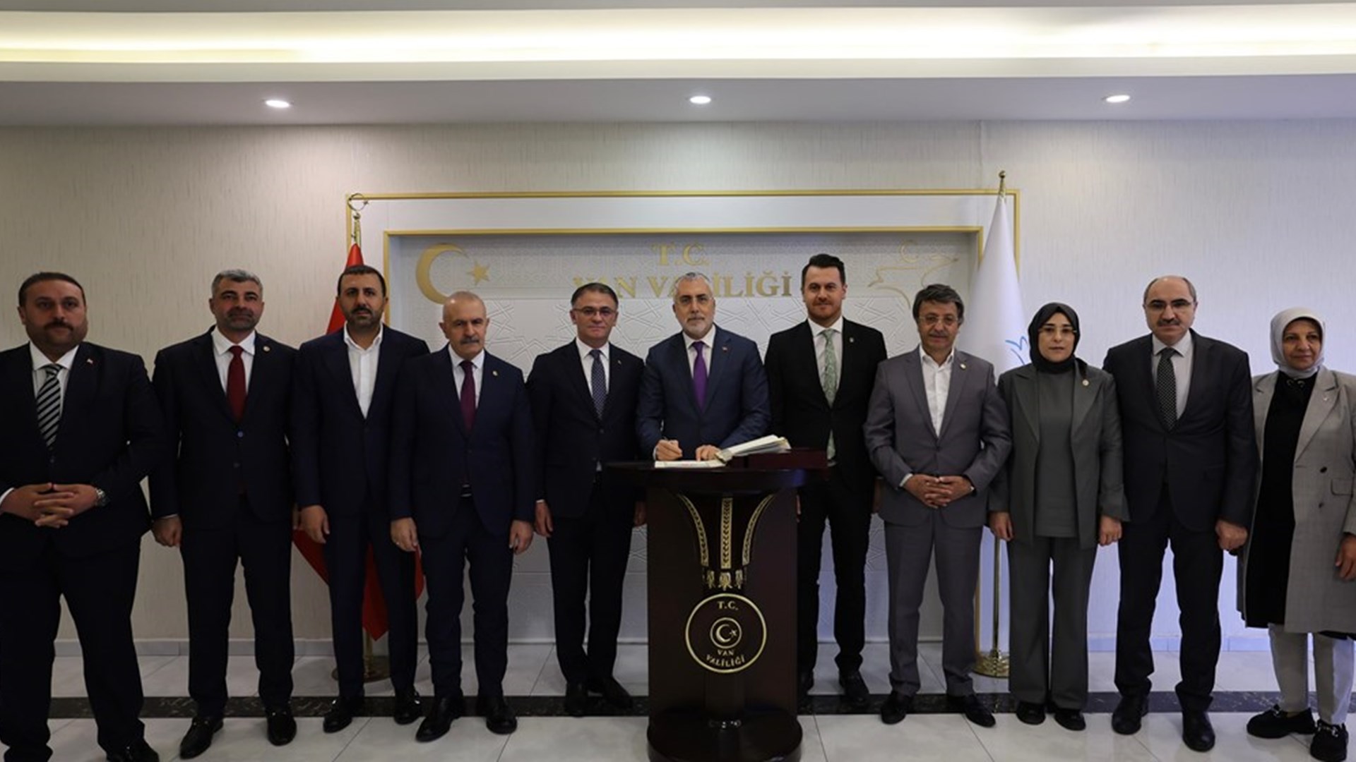 Çalışma ve Sosyal Güvenlik Bakanı Prof. Dr. Vedat Işıkhan, çeşitli ziyaretlerde bulunmak ve programlara katılmak üzere Van’a gitti.