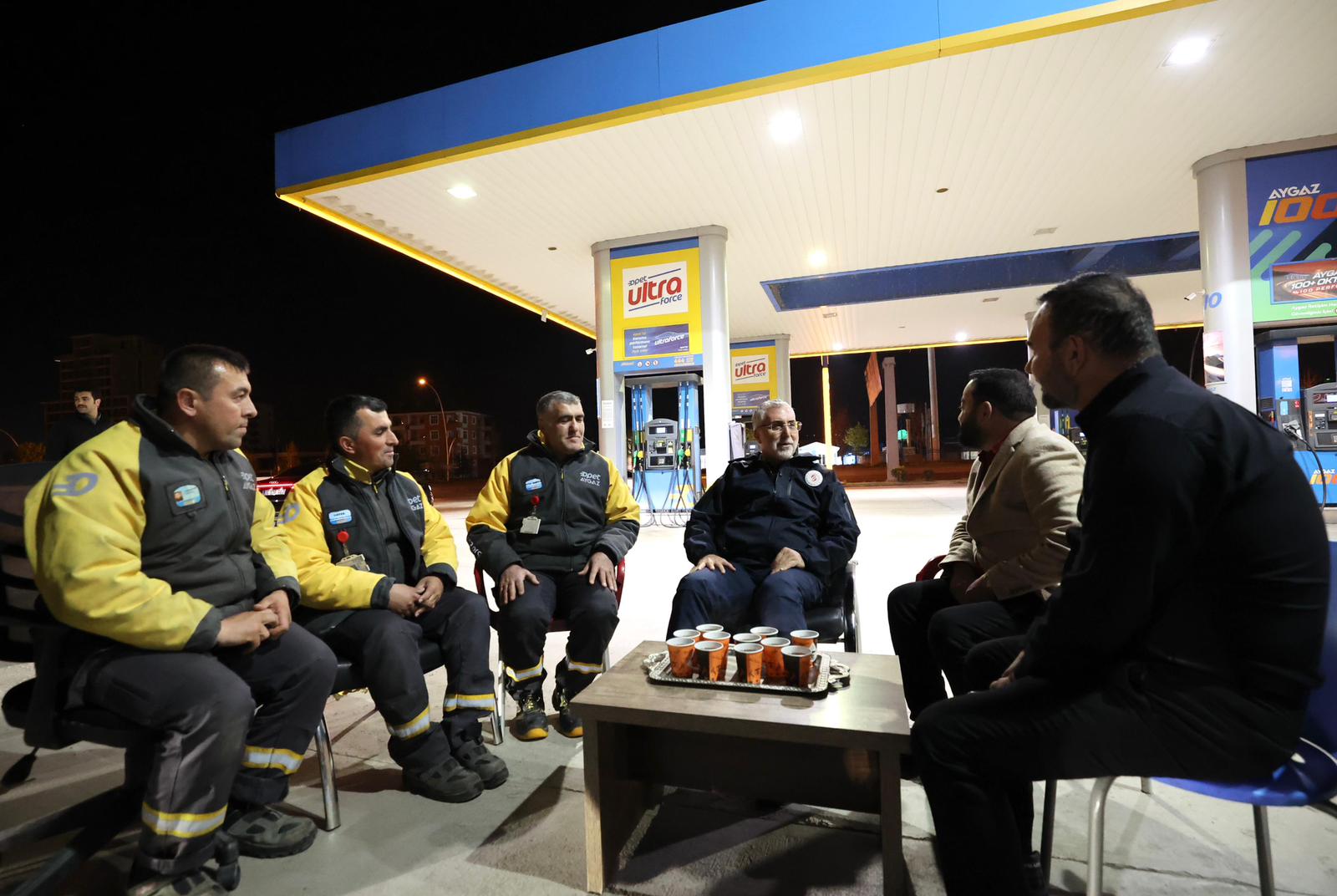 Çalışma ve Sosyal Güvenlik Bakanı Vedat Işıkhan, Pursaklar Belediyesi işçilerini ziyaret ederek, 1 Mayıs Emek ve Dayanışma Günü'nü kutladı.