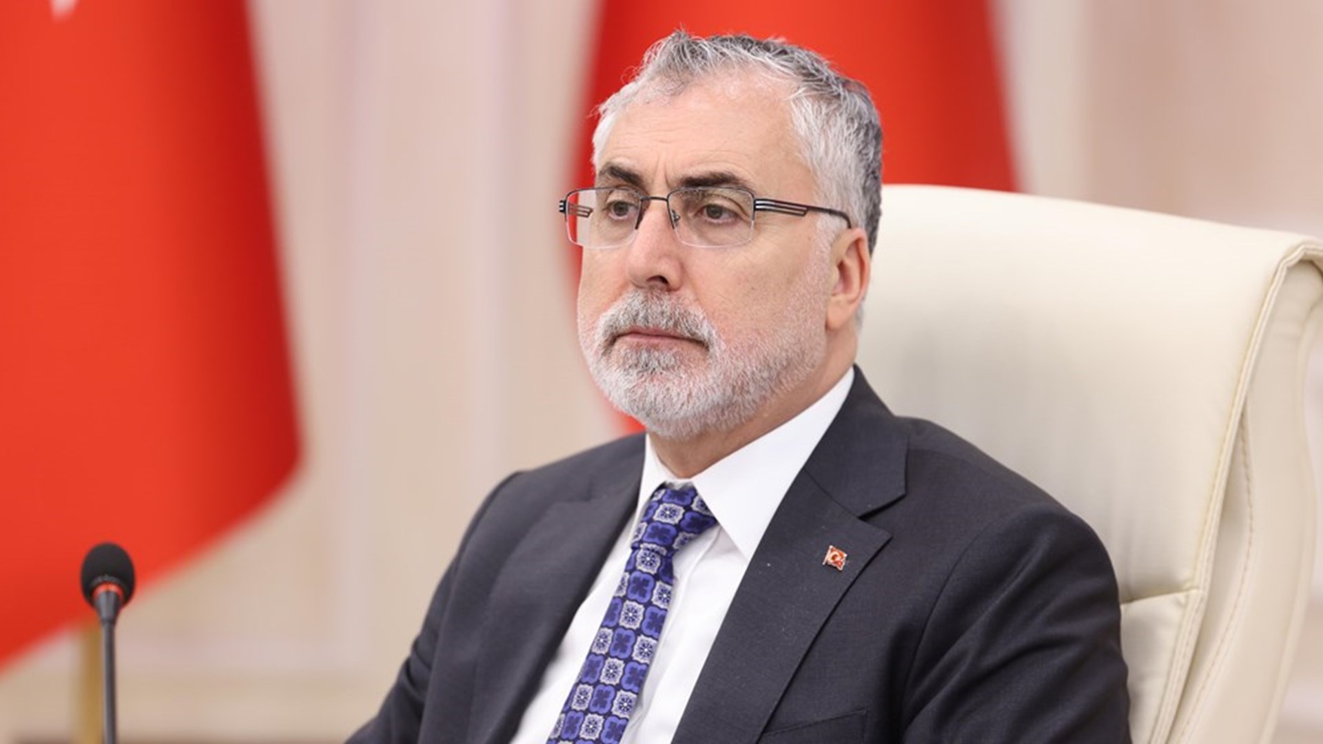 Çalışma ve Sosyal Güvenlik Bakanı Prof. Dr. Vedat Işıkhan, Çalışma ve Sosyal Güvenlik Bakanlığı Reşat Moralı Toplantı Salonu’nda düzenlenen tekstil, giyim ve deri sektörünün temsilcilerinin katıldığı “I. Sektör Buluşmaları Programı” na katıldı.