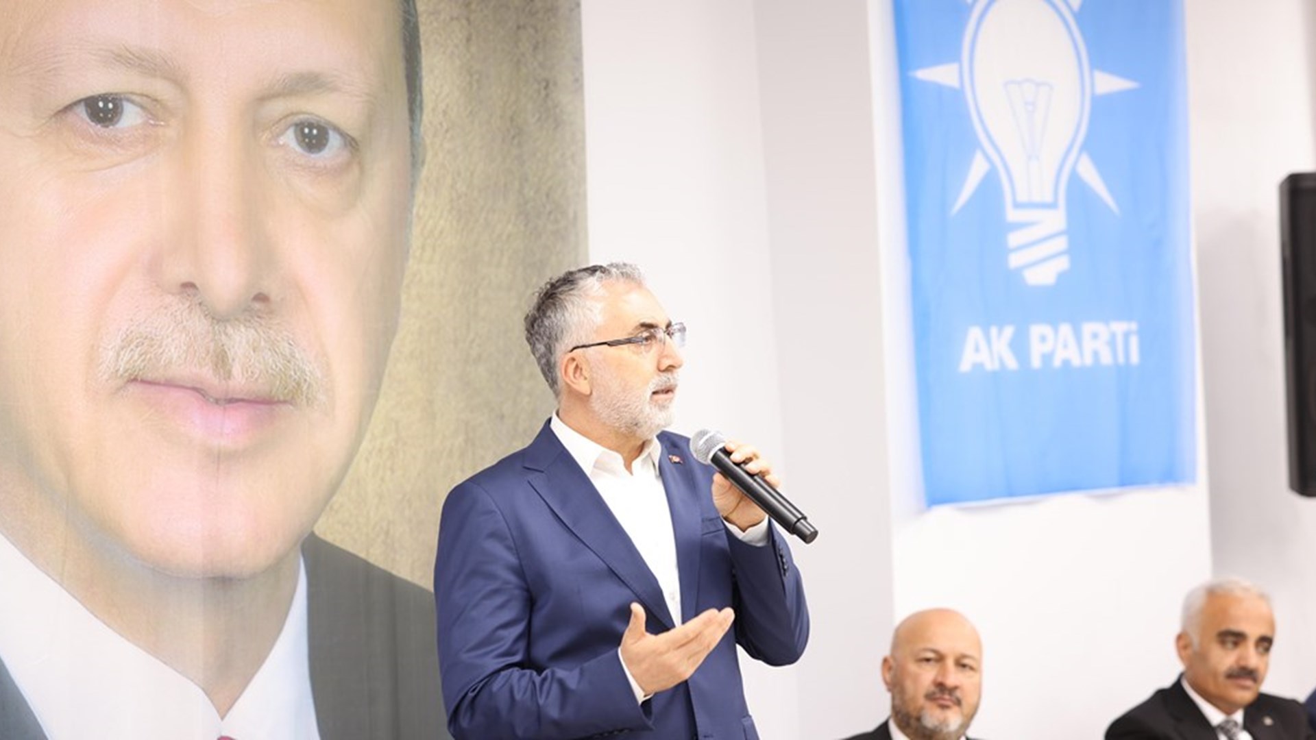 Çalışma ve Sosyal Güvenlik Bakanı Prof. Dr. Vedat Işıkhan, çeşitli temaslarda bulunmak ve programlara katılmak üzere Adıyaman’a gitti.