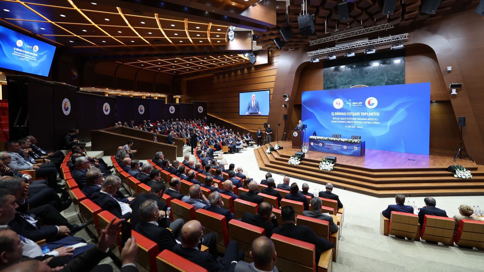 Çalışma ve Sosyal Güvenlik Bakanı Prof. Dr. Vedat Işıkhan, Türkiye Odalar ve Borsalar Birliği (TOBB9 ev sahipliğinde düzenlenen “İş Dünyası İstişare Toplantısı” kapsamında İŞKUR ile TOBB Arasında Nitelikli İşgücü Yetiştirme Programı (NİYEP) ve Kadın İstihdamı İş Birliği Protokolleri İmza Töreni’ne katıldı.