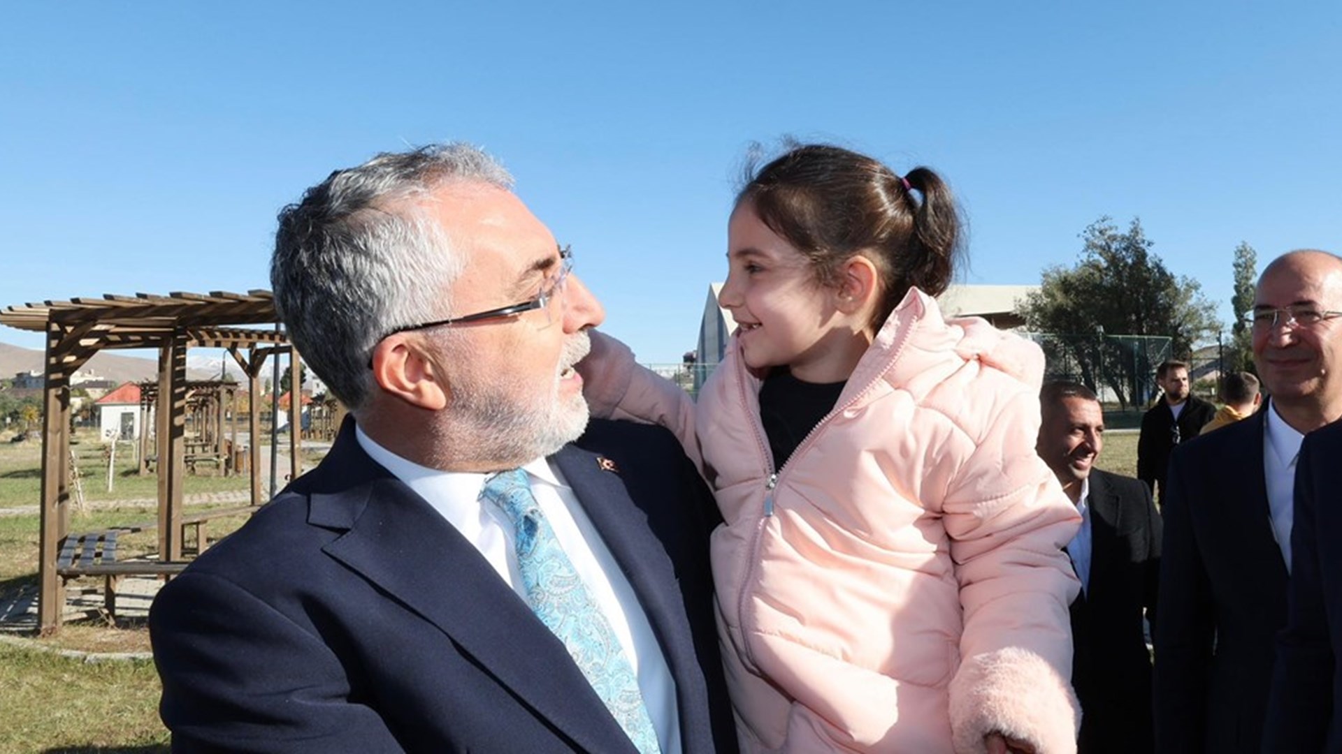 Çalışma ve Sosyal Güvenlik Bakanı Prof. Dr. Vedat Işıkhan, çeşitli ziyaretlerde bulunmak ve programlara katılmak üzere Hakkari’ye gitti.