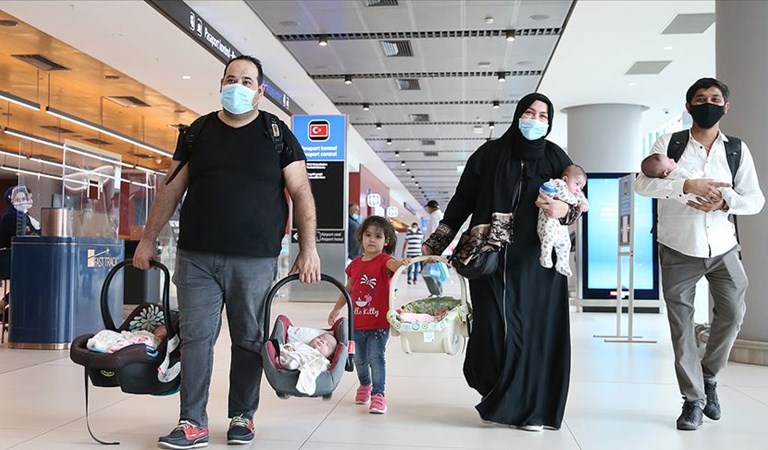 Suudi Arabistan'da beşizleri olan aile Türkiye'ye getirildi