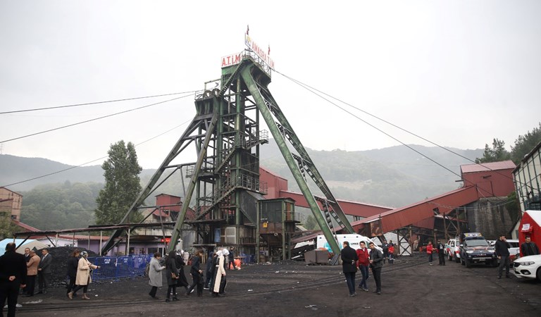 Bakan Bilgin, Madendeki Patlamada Hayatını Kaybeden İşçilerin Cenaze Törenlerine Katıldı 