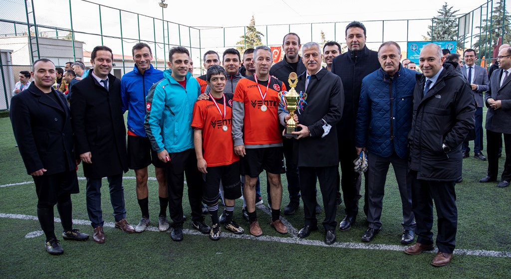 Başkanlığımız futbol takımı, Bakanlığımız birimleri arasında gerçekleştirilen “ÇSGB Geleneksel 8. Futbol Turnuvası”nı şampiyon olarak tamamladı.