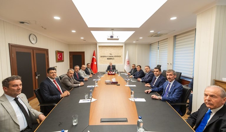Bakan Işıkhan, Türkiye Kamu-Sen Genel Başkanı Önder Kahveci’yi Kabul Etti