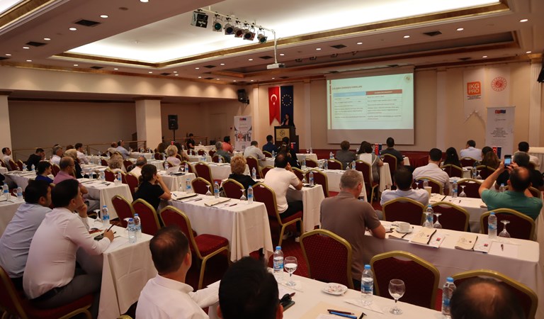 Çalışma İzni Muafiyeti Bilgilendirme Toplantısı ilgili kamu kurumları ve paydaşların katılımı ile İzmir ilinde gerçekleştirilmiştir.