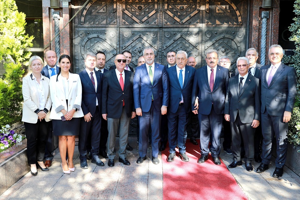 Bakan Işıkhan, TESK Genel Başkanı Bendevi Palandöken’i Ziyaret Etti